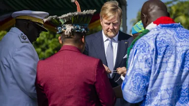 Koning in gesprek met nazaten van tot slaaf gemaakten: 'pijn gaat generaties lang door'