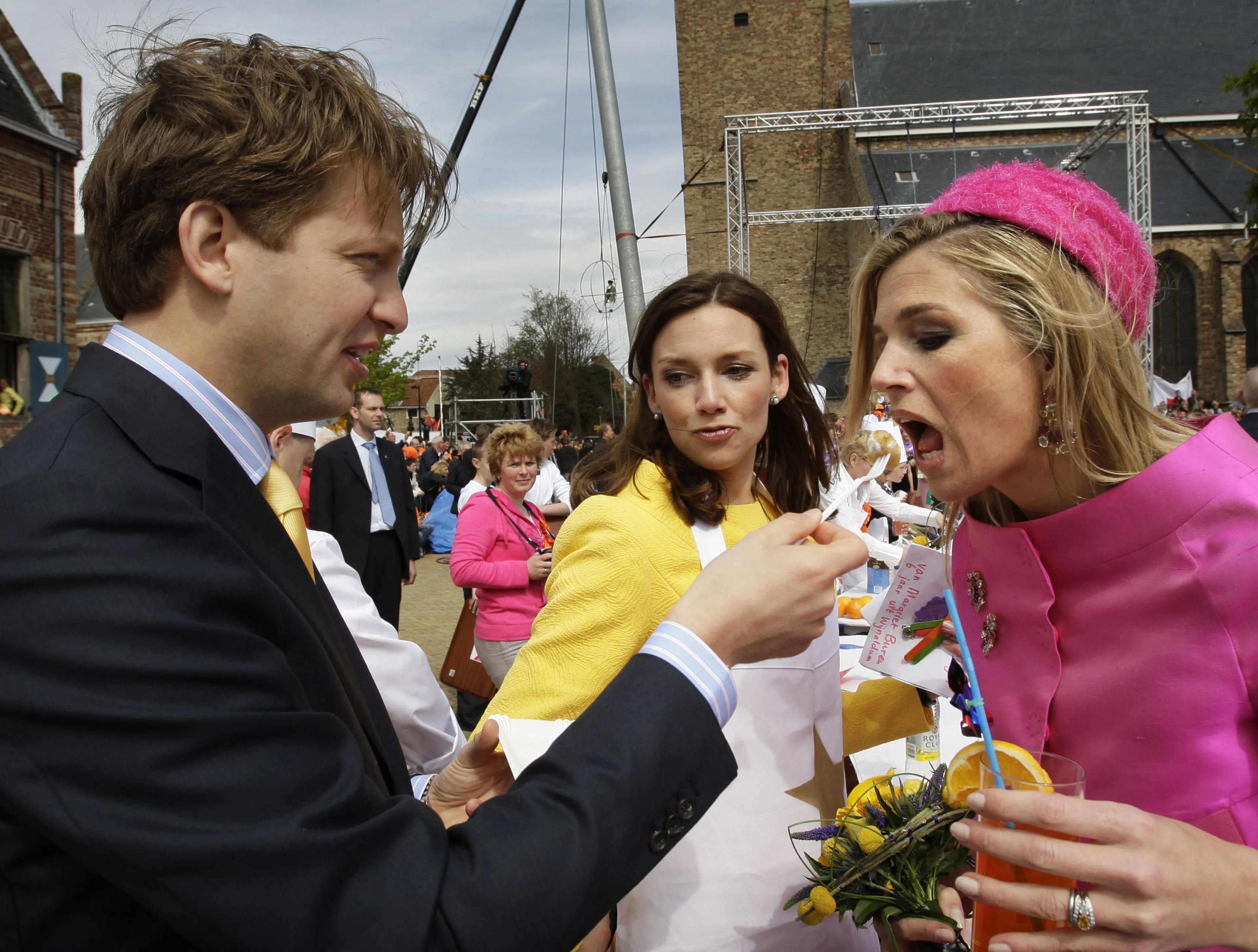 Prins Floris geeft prinses Maxima een poffertje tijdens Koninginnedag 2008.