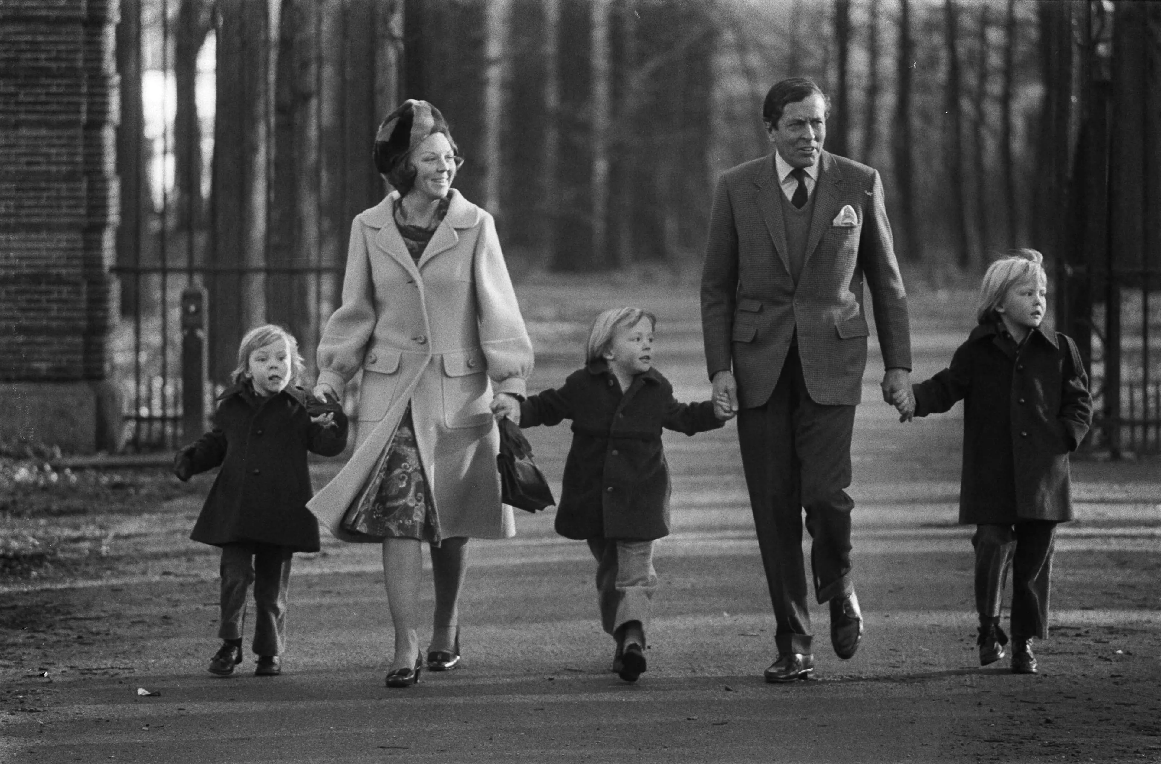 Het gezin wandelt naar het dorpshuis, dat prinses Beatrix zal openen (1974).