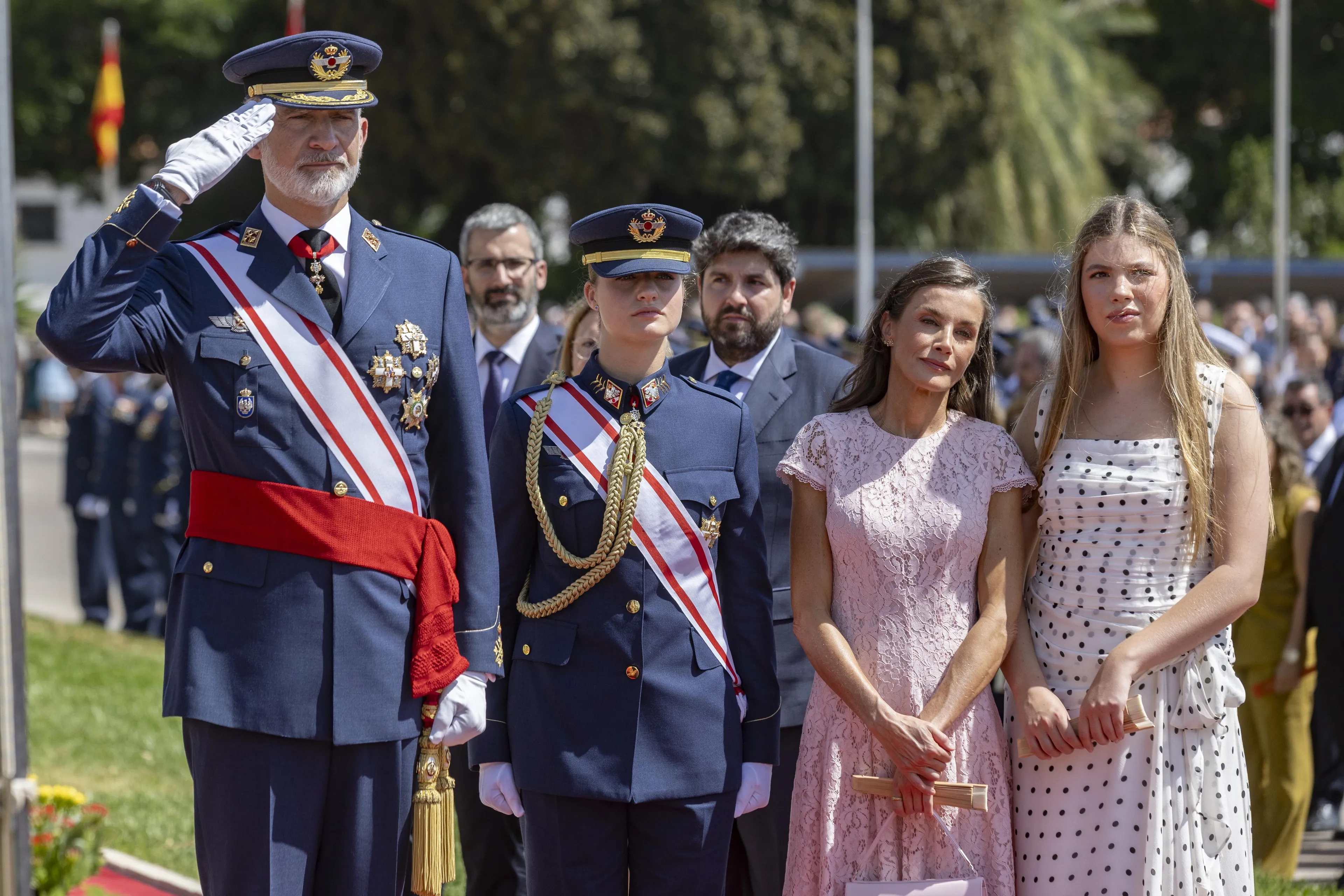 Koningin Letizia draagt een japon van Adrianna Papell.