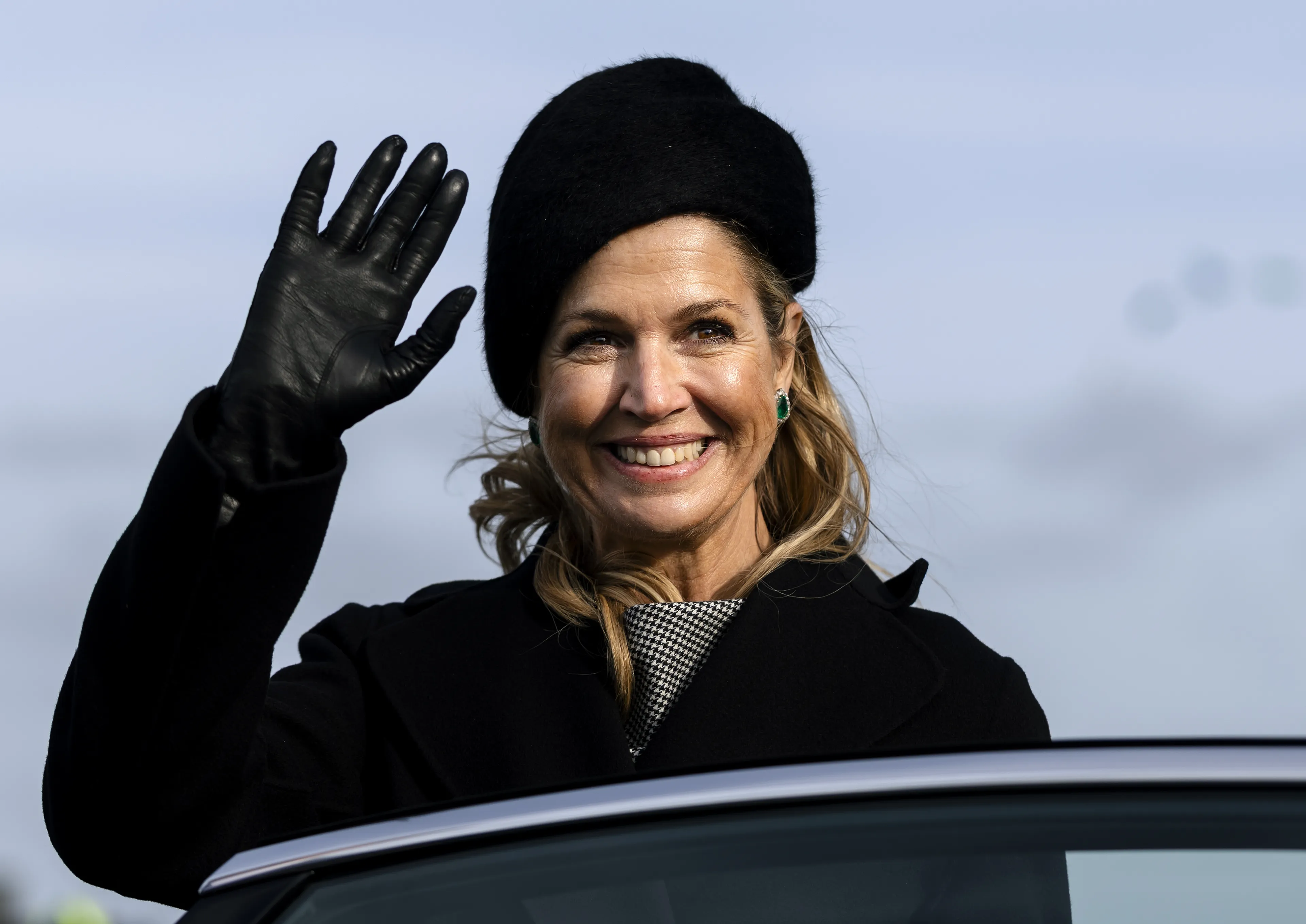 Koningin Máxima zwaait naar de pers.