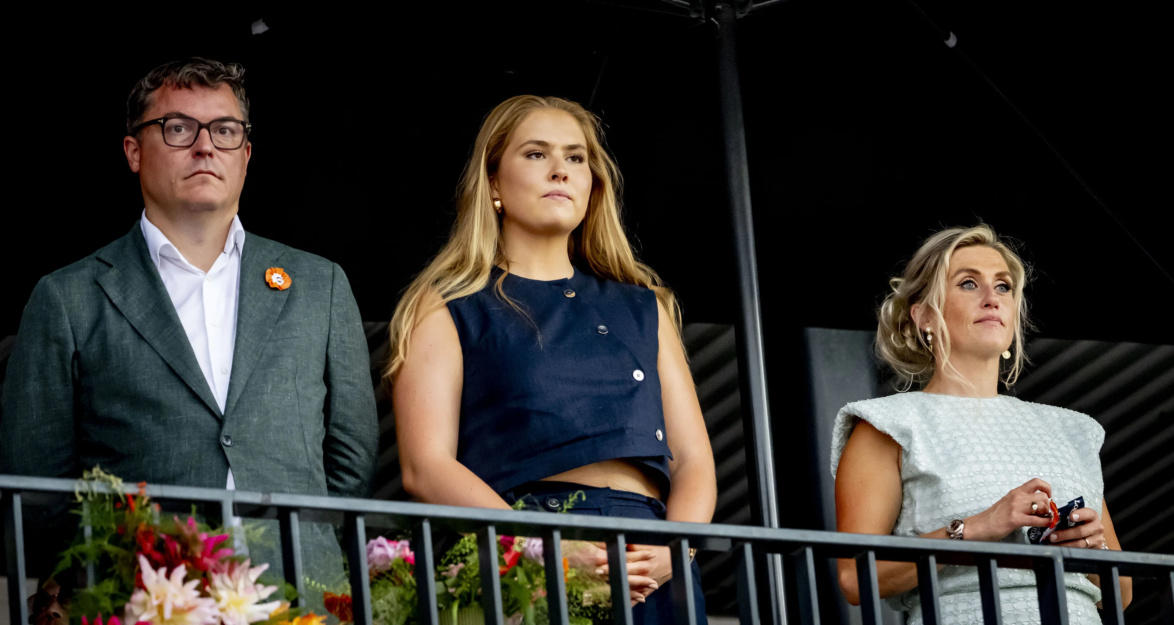 Amalia draagt een donkerblauwe set.