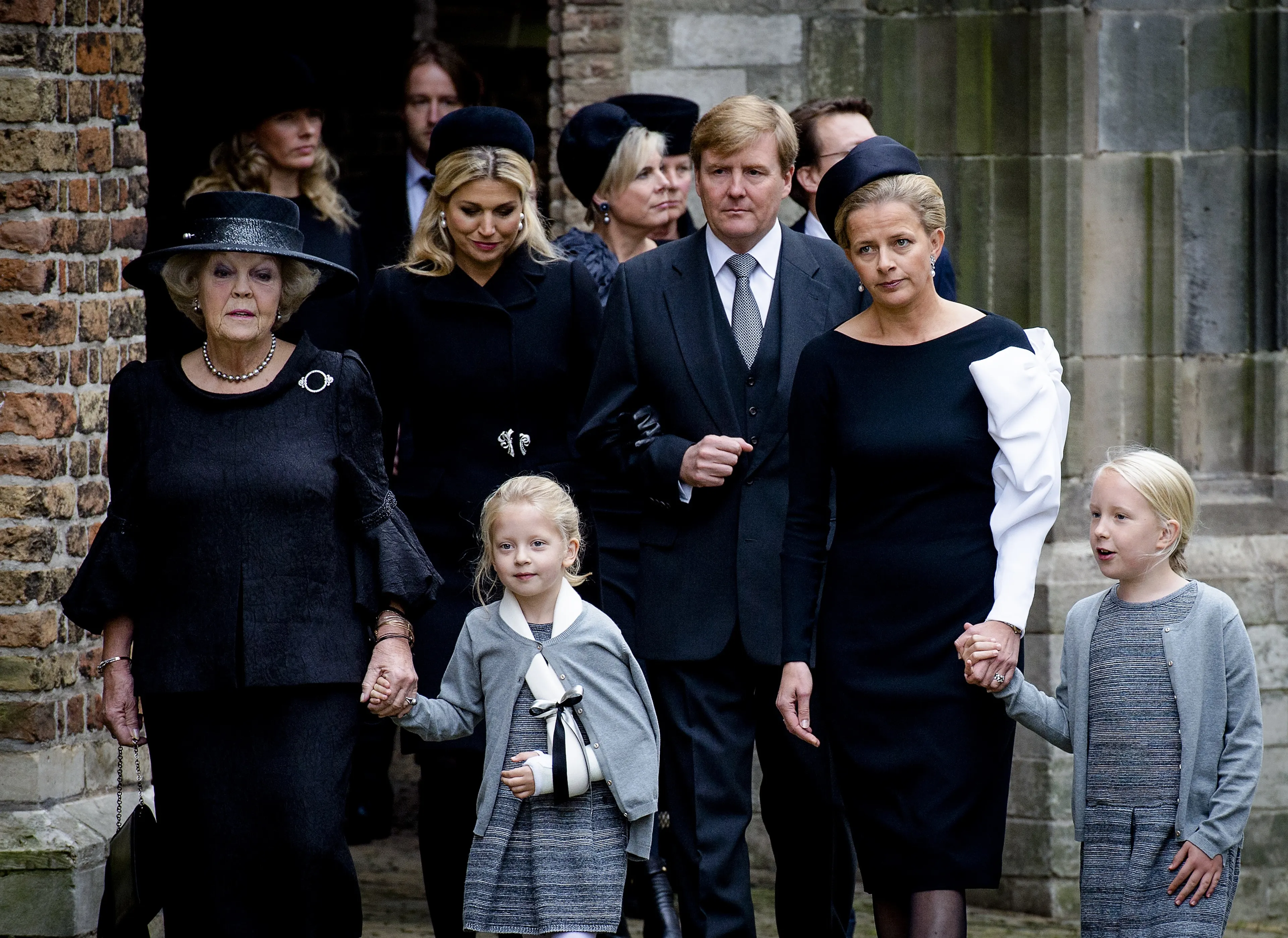 Prinses Mabel heeft haar oudste dochter Luana aan haar hand tijdens de herdenkingsdienst voor prins Friso (2 november 2013).
