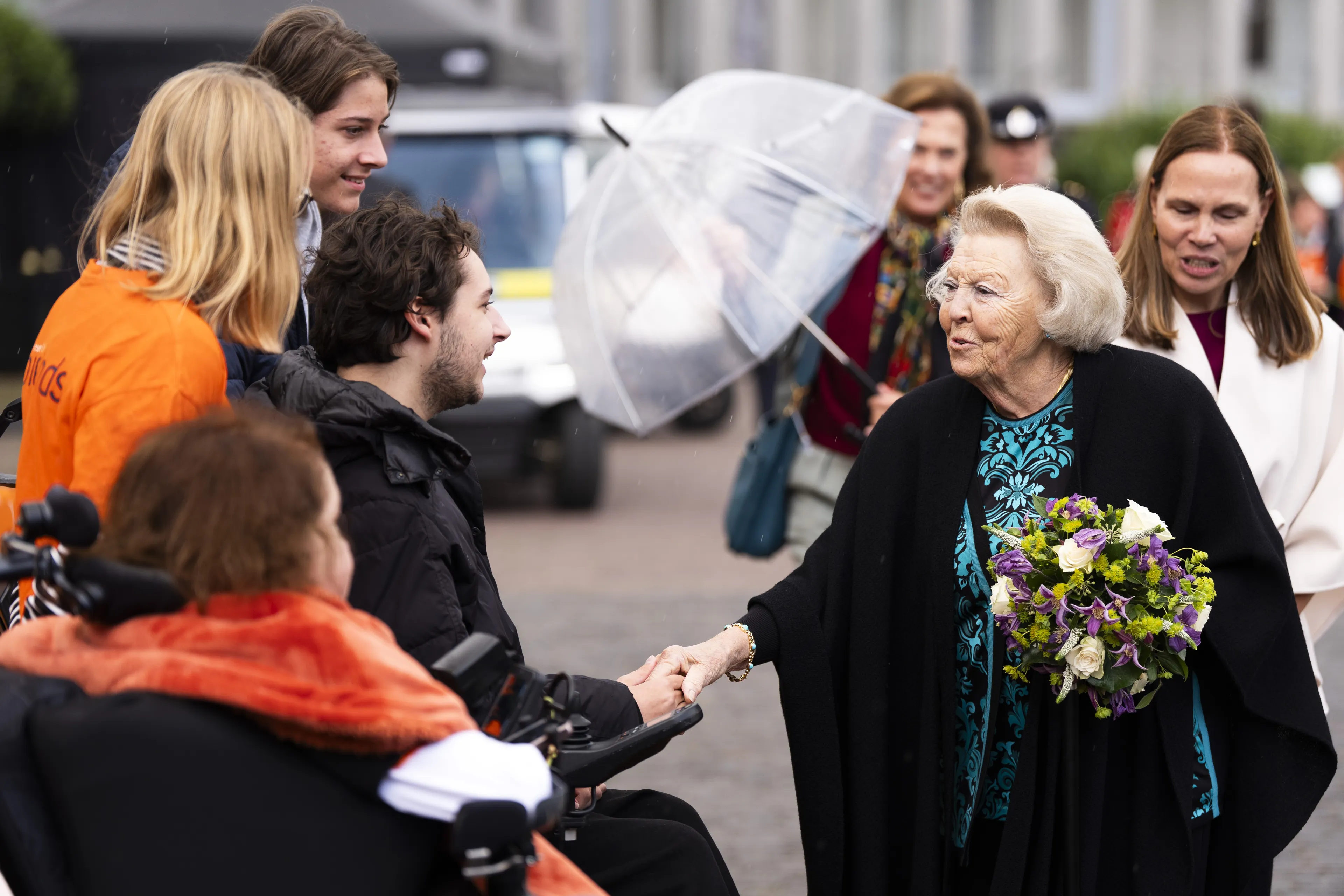 Prinses Beatrix onthaalt jaarlijks de wandelaars van het Oranjepad, om aandacht te vragen voor spierziekten (2025).