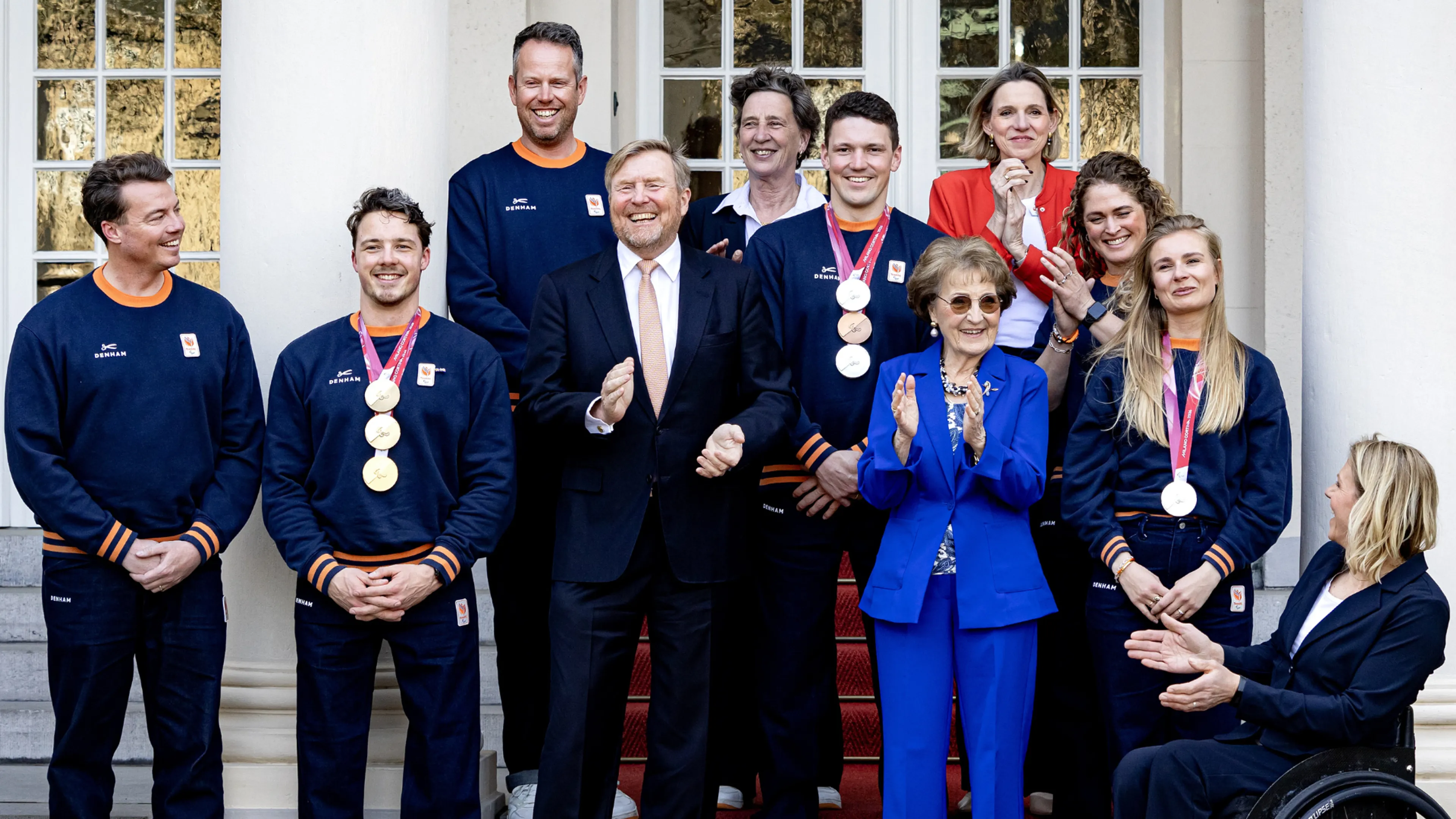 Foto! Koning Willem-Alexander en prinses Margriet ontvangen winnaars Paralympische Winterspelen