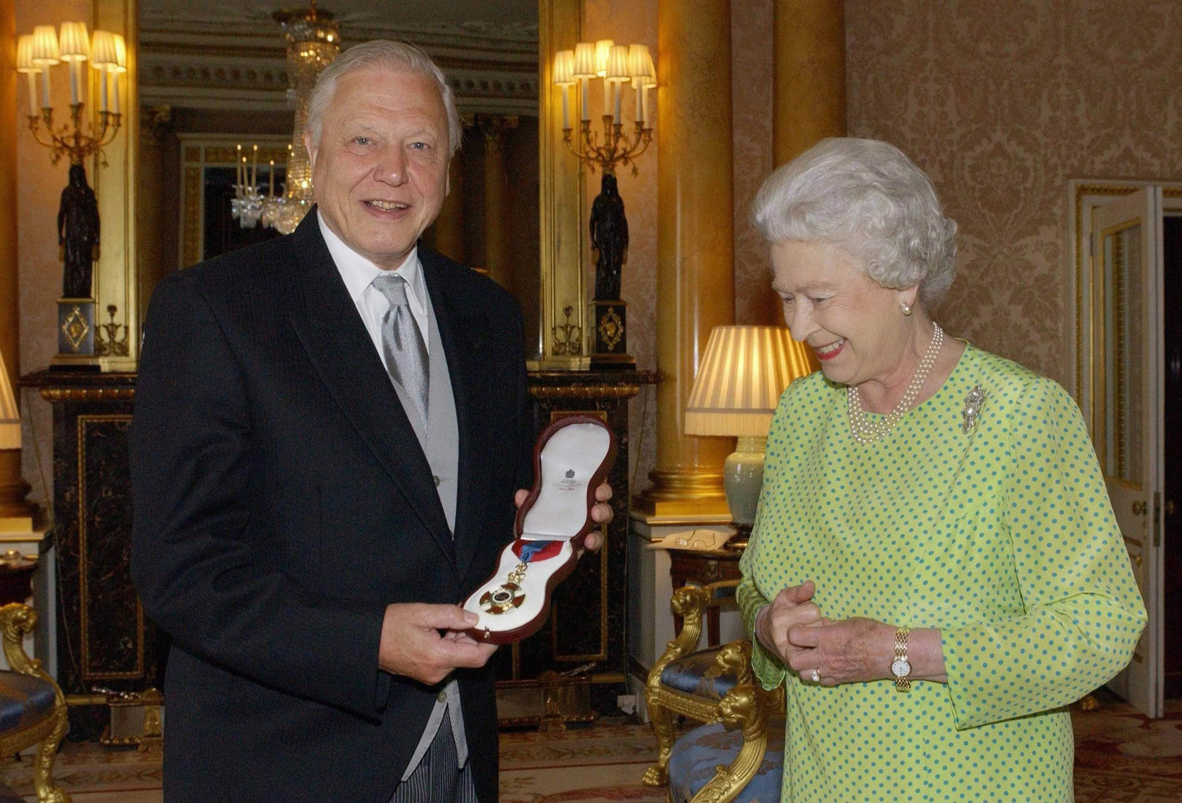 Koningin Elizabeth reikt David Attenborough de Insignia of the Order of Merit uit, een persoonlijke onderscheiding van de koningin ter erkenning van uitzonderlijke prestaties op het gebied van kunst, wetenschap, literatuur en onderzoek (2005).