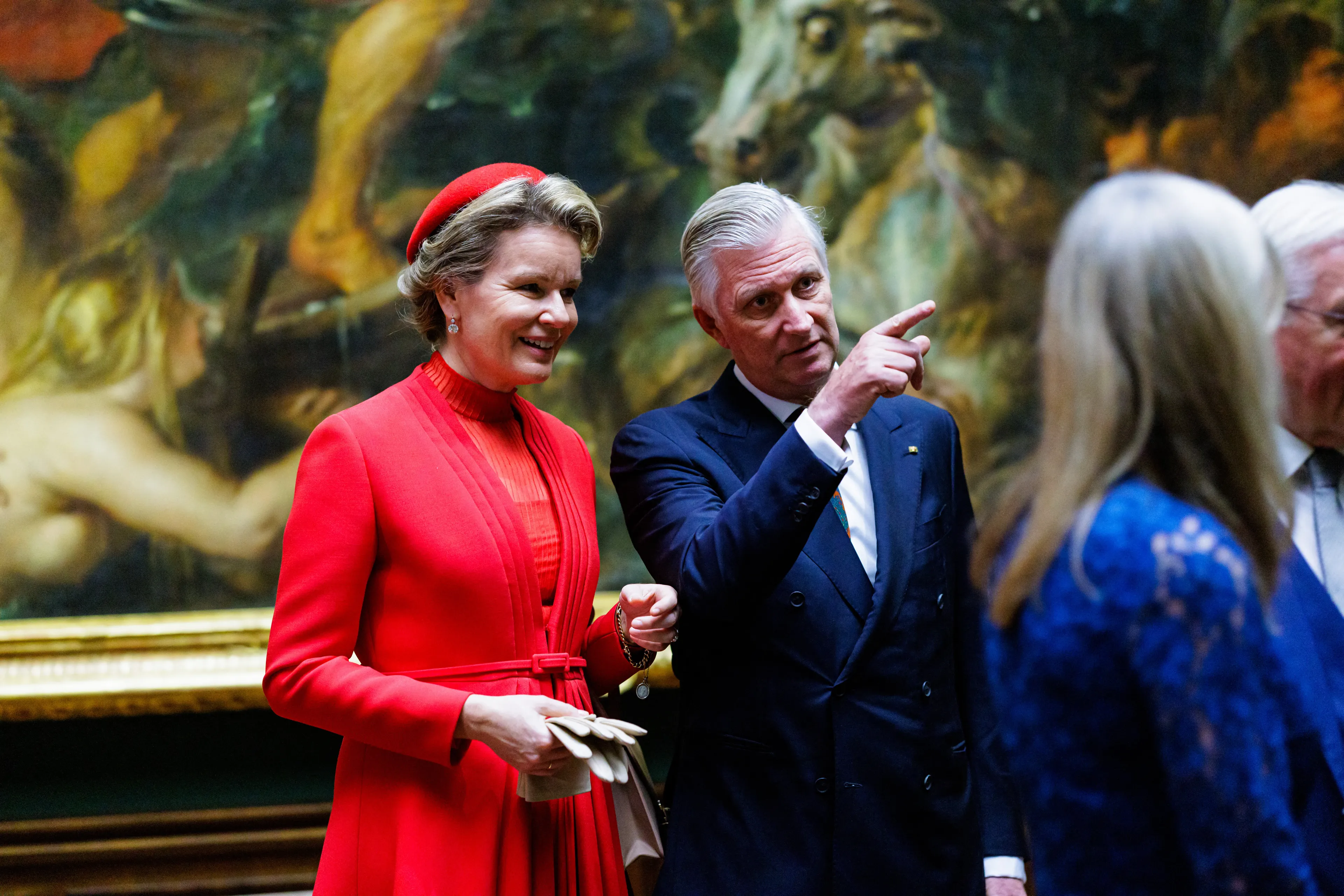 Koning Filip en koningin Mathilde bezoeken een galerij (2023).