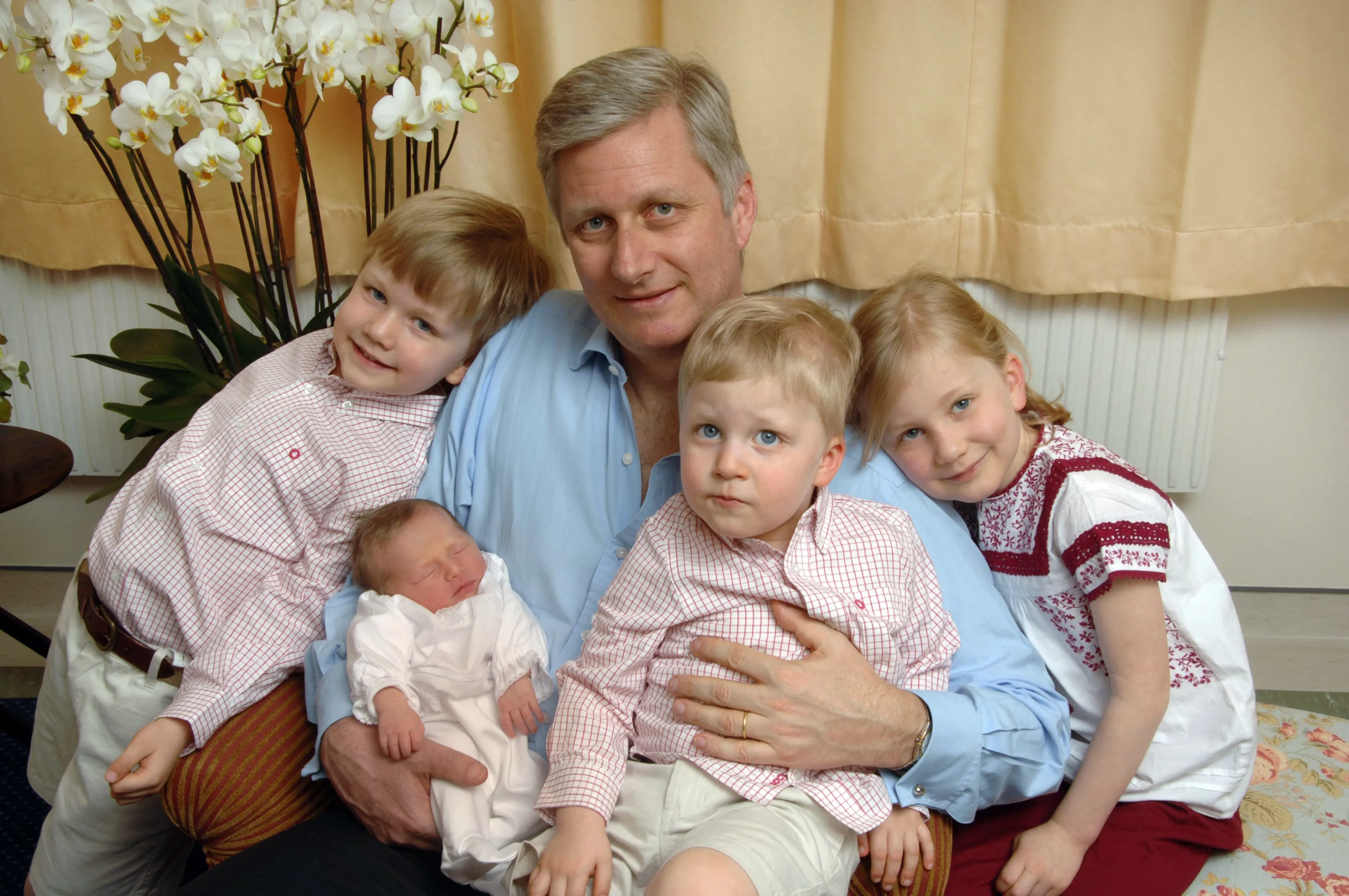 Filip met zijn kinderen na de geboorte van prinses Eléonore (2008).