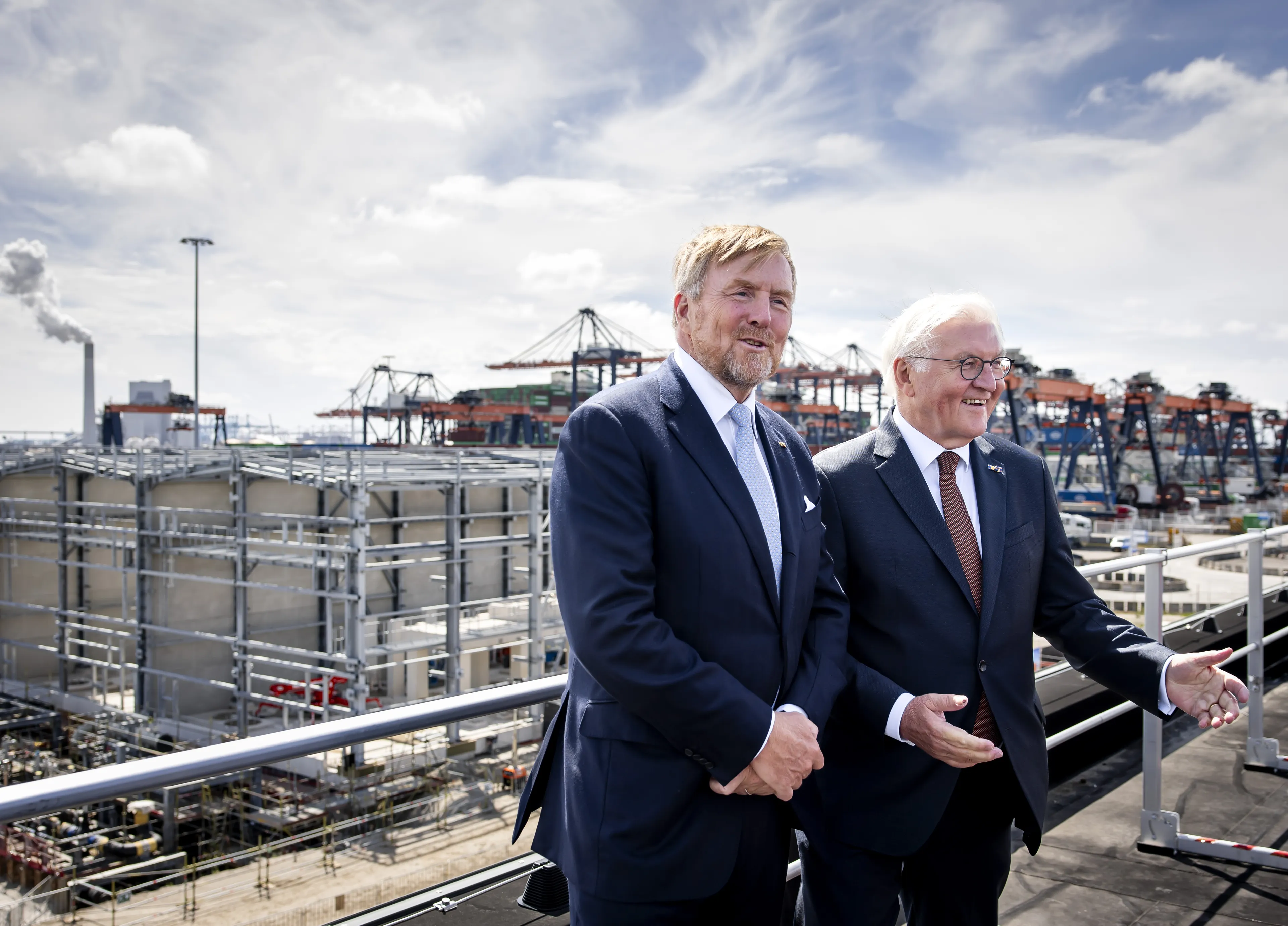 Ondertussen zijn de koning en bondspresident in de Rotterdamse haven.