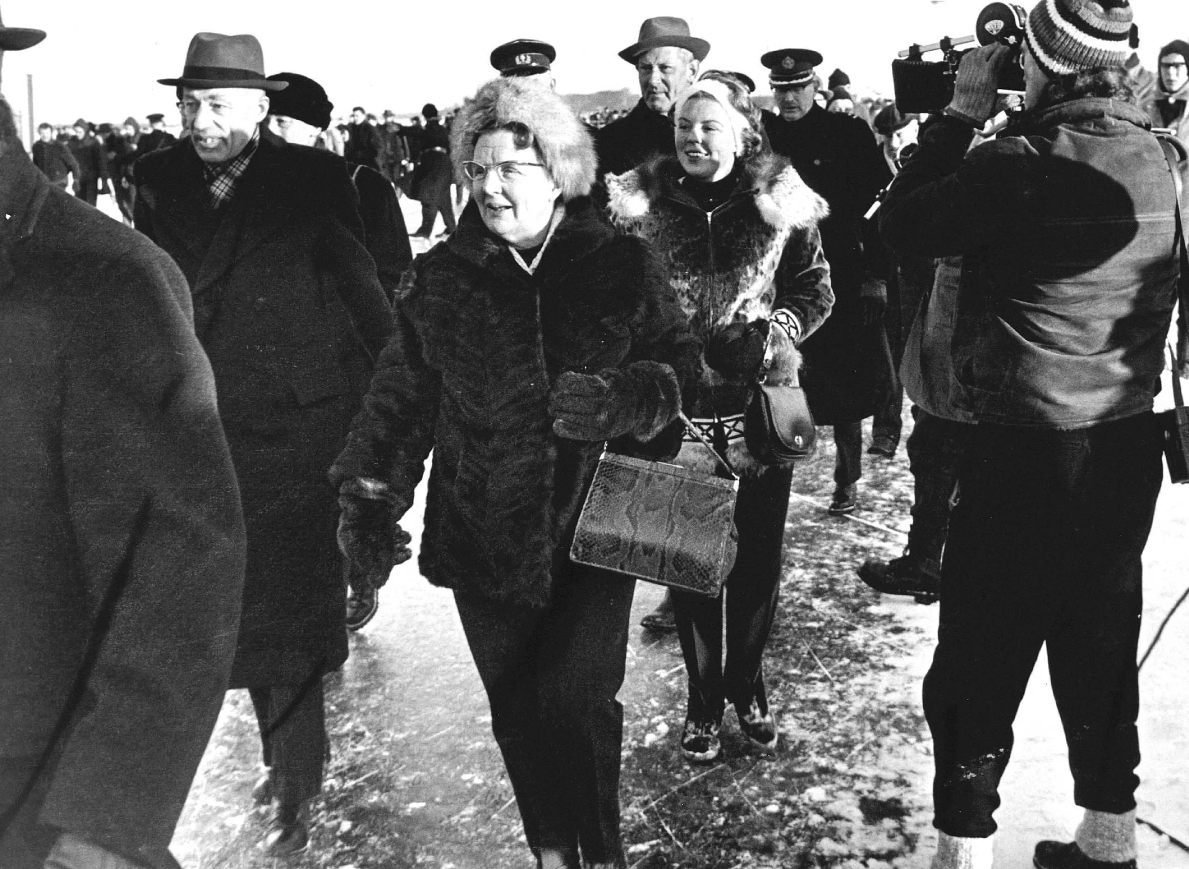 Koningin Juliana en prinses Beatrix bij de finish van de Elfstedentocht (1963).