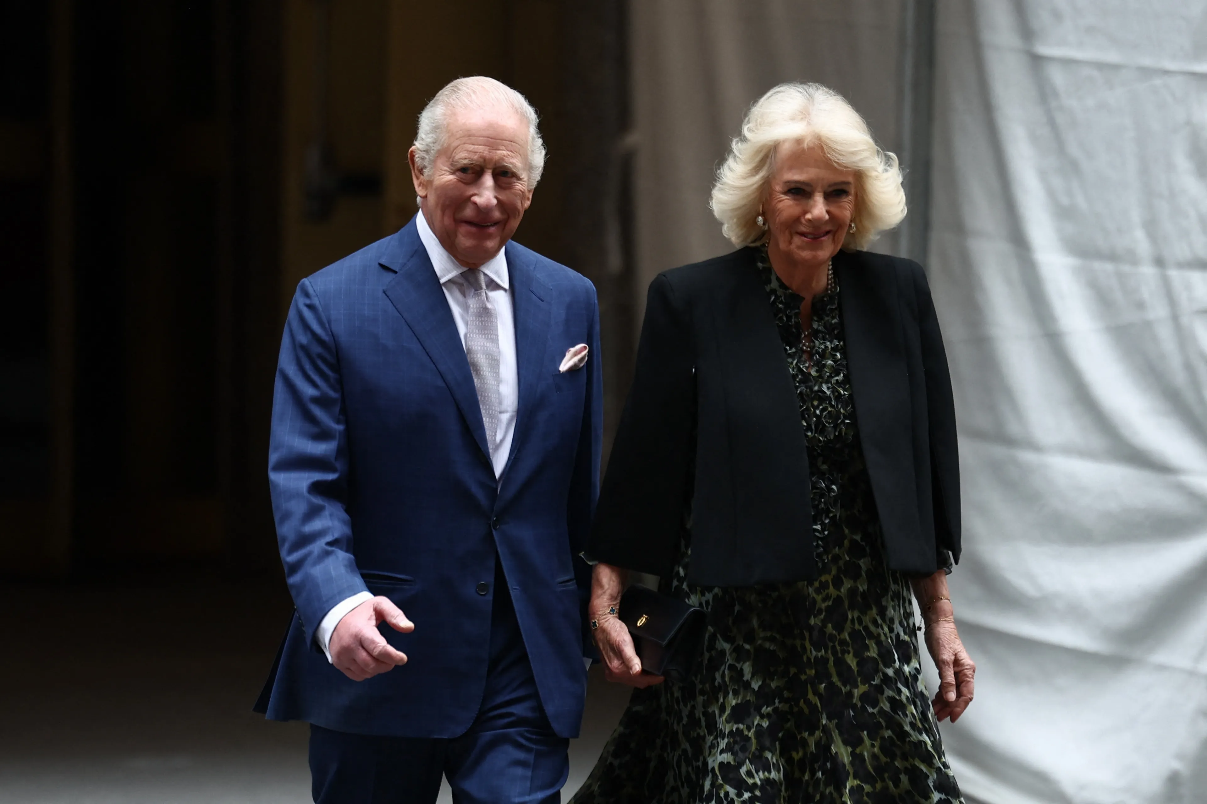 Koning Charles en koningin Camilla steken over in New York.