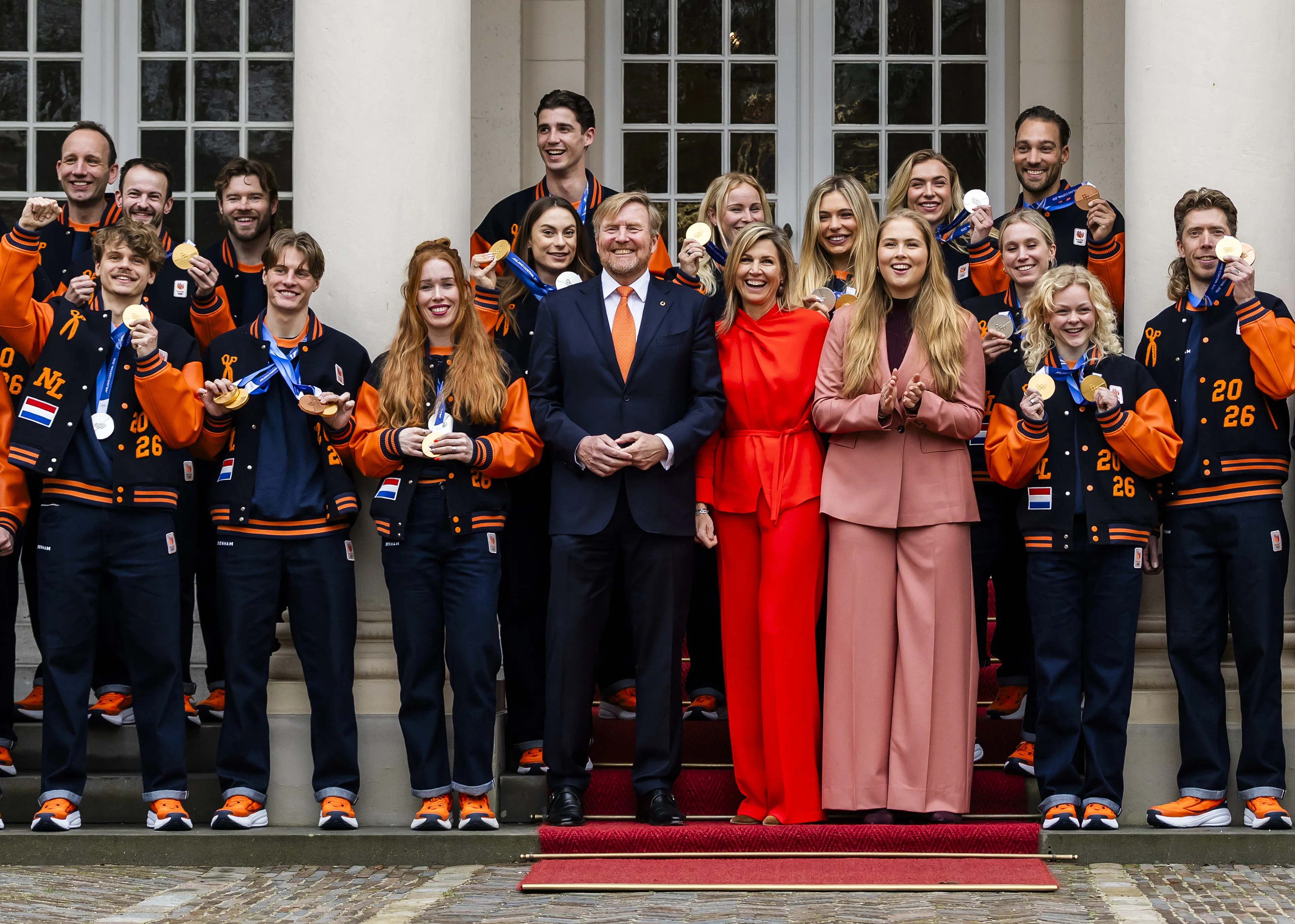 Koningin Máxima valt op met haar outfit tussen de atleten.