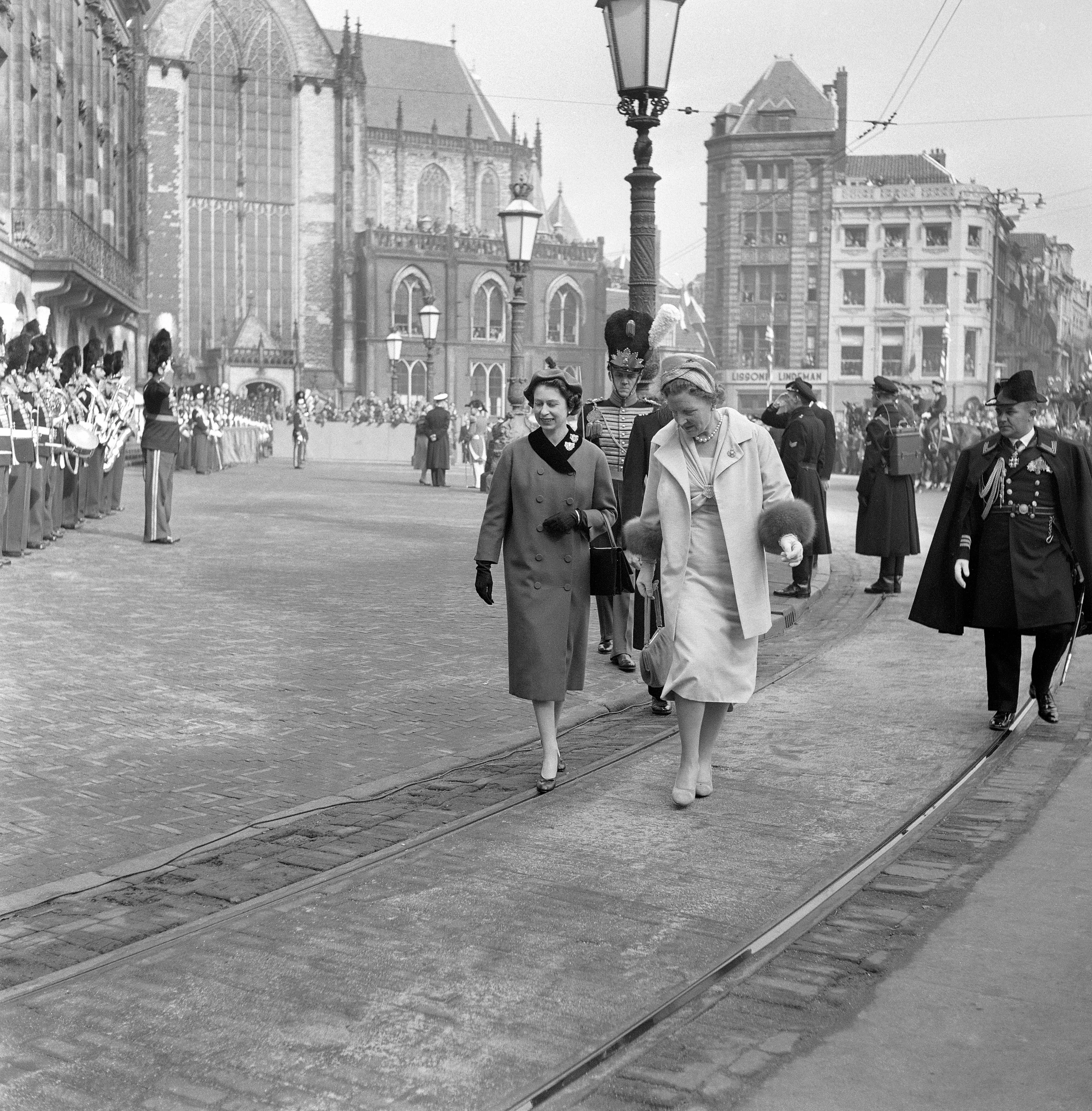 Samen met koningin Juliana op de Dam.