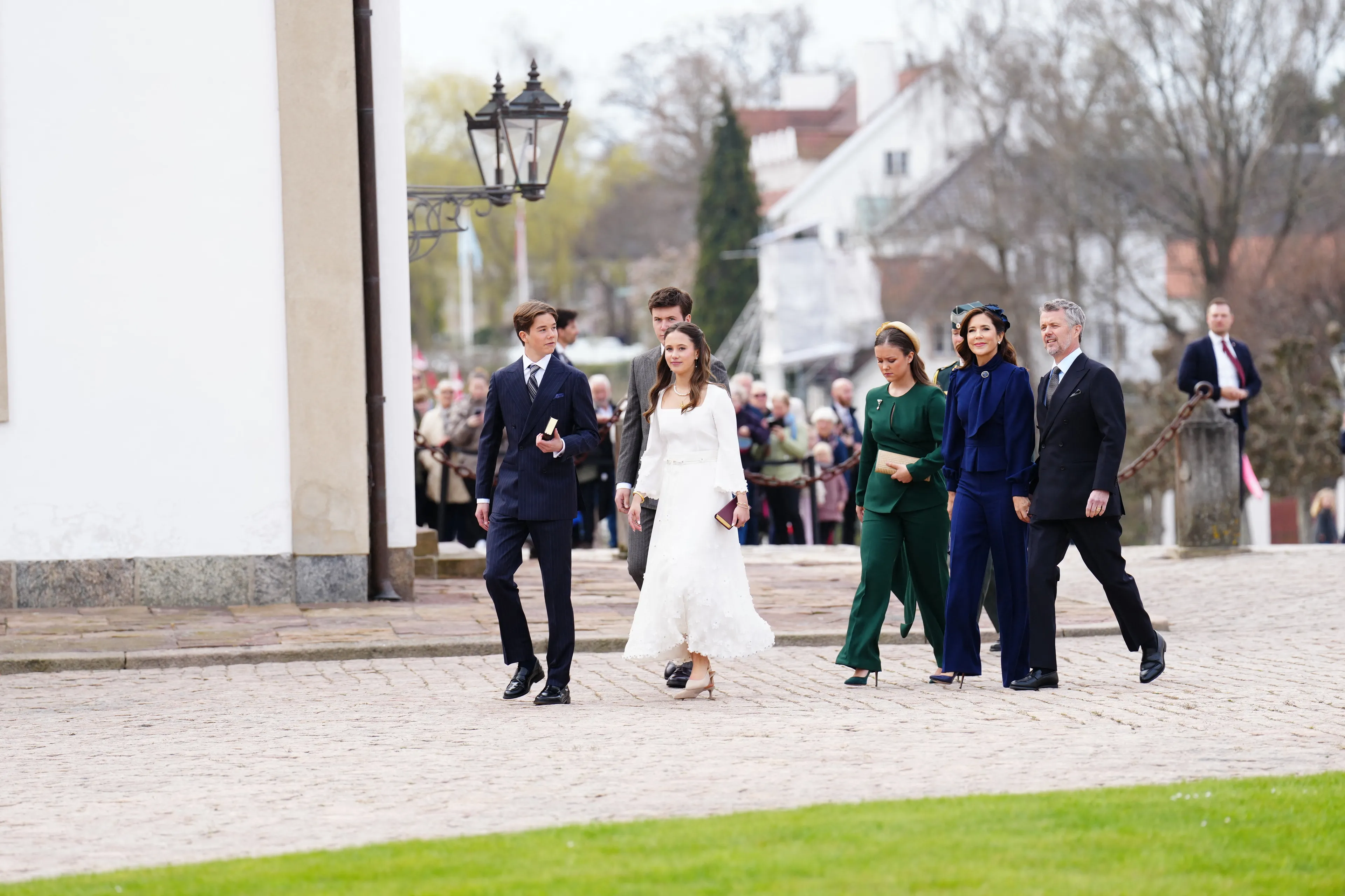 Het koninklijk gezin loopt naar de kerk.