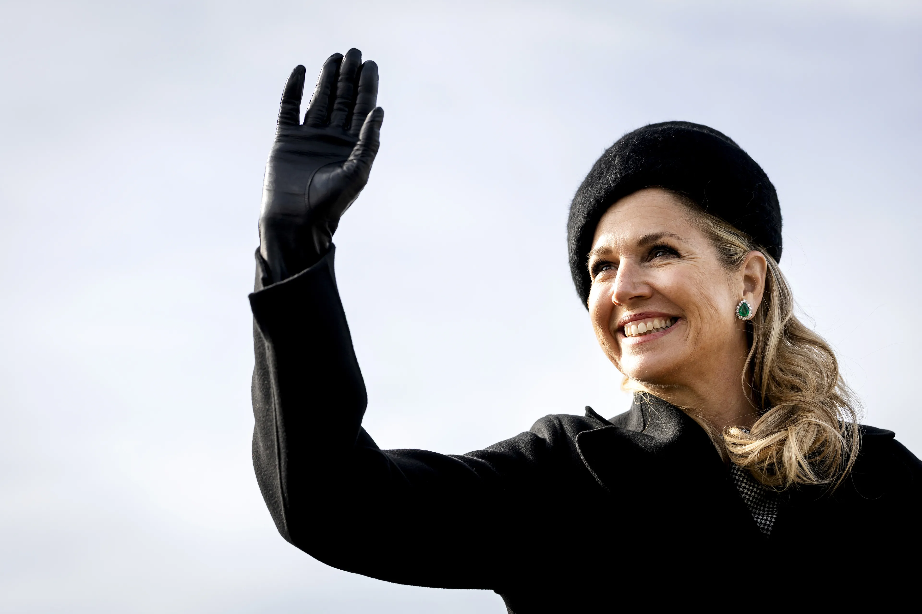 Met windkracht en bubbels: koningin Máxima doopt onderzoeksschip