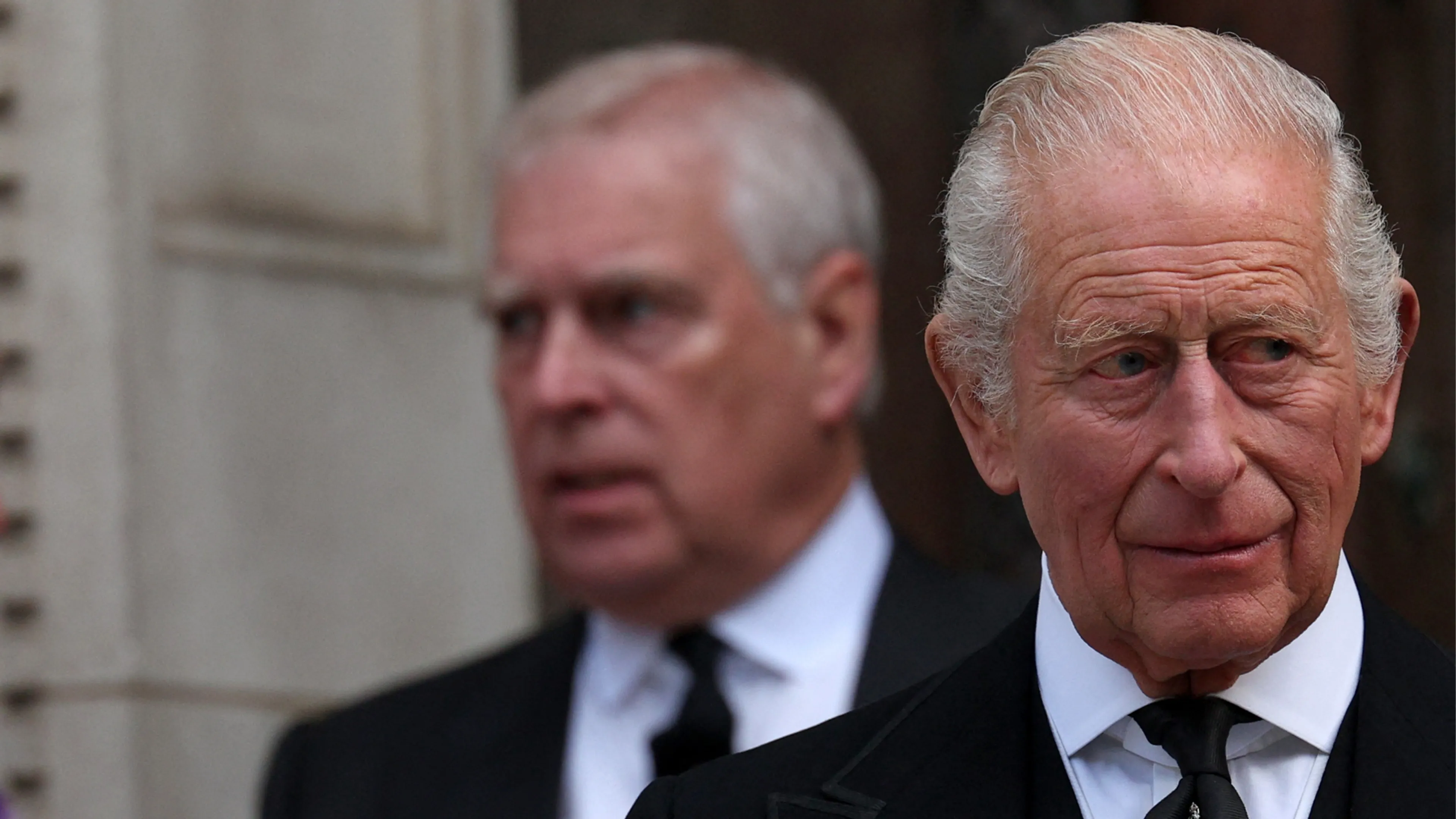 Koning Charles steunt politieonderzoek naar broer Andrew