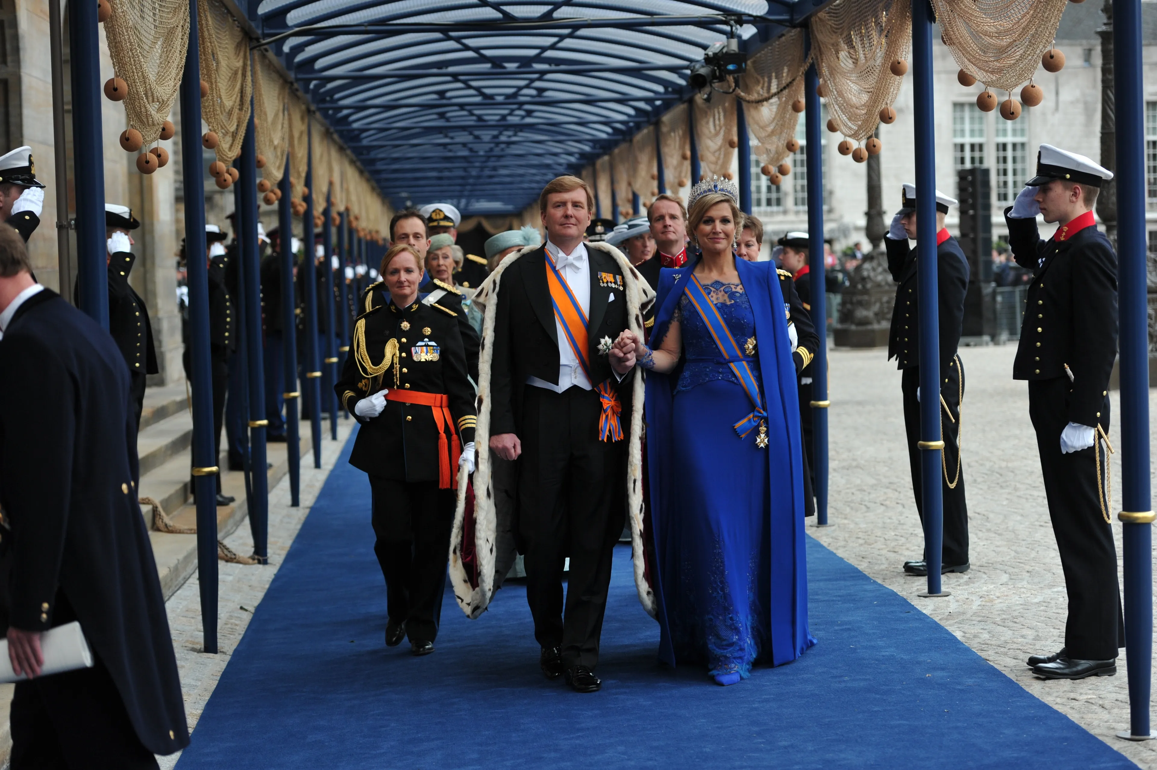 Willem-Alexander en Máxima maken hun intrede in de kerk.