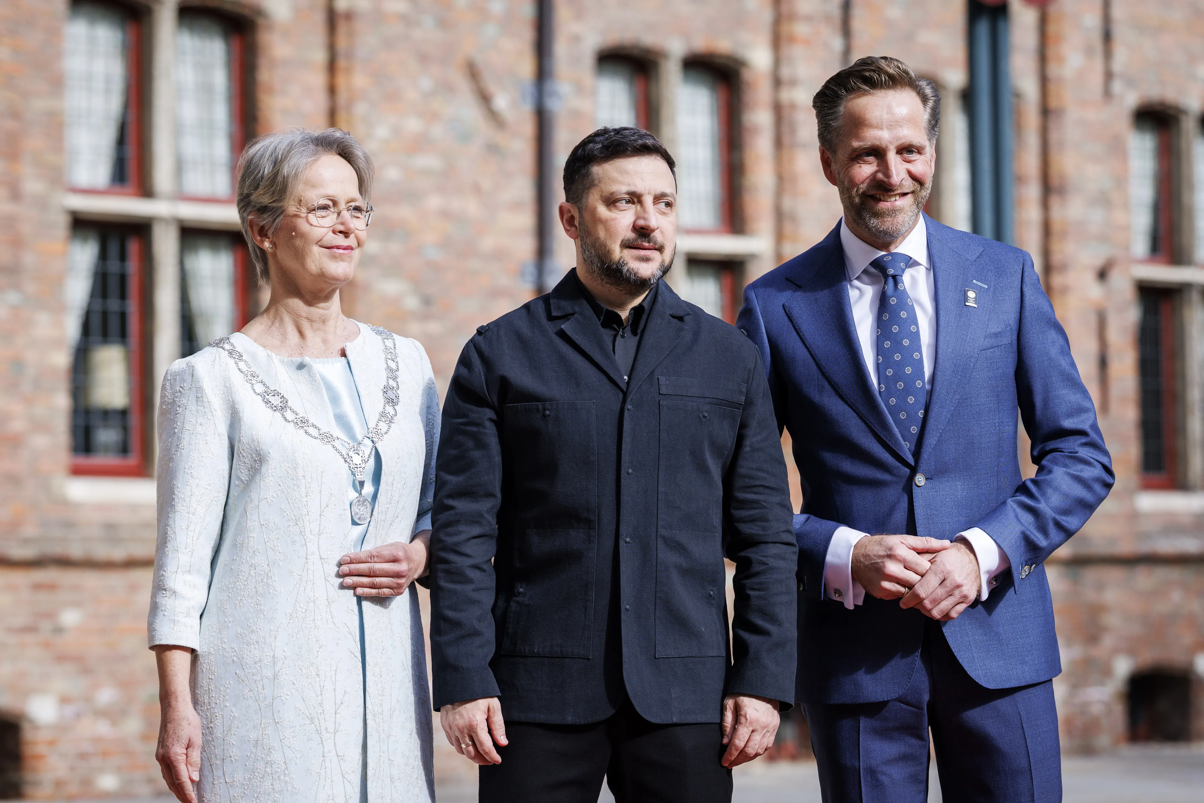 Burgemeester Yvonne van Mastrigt van Middelburg, President Volodymyr Zelensky van Oekraïne en commissaris van de Koning in Zeeland Hugo de Jonge.