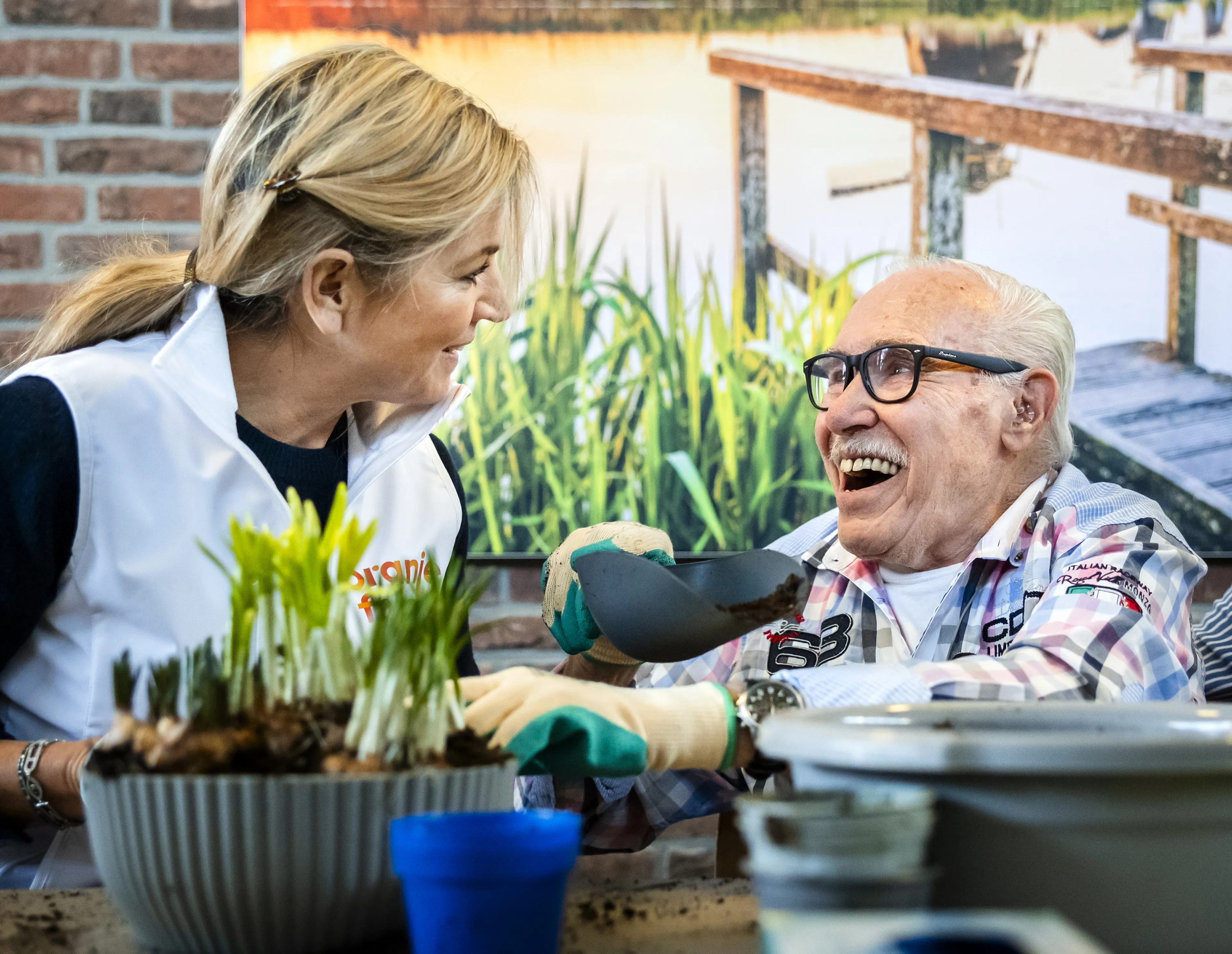 Koningin Máxima draagt haar lokken in een staart.