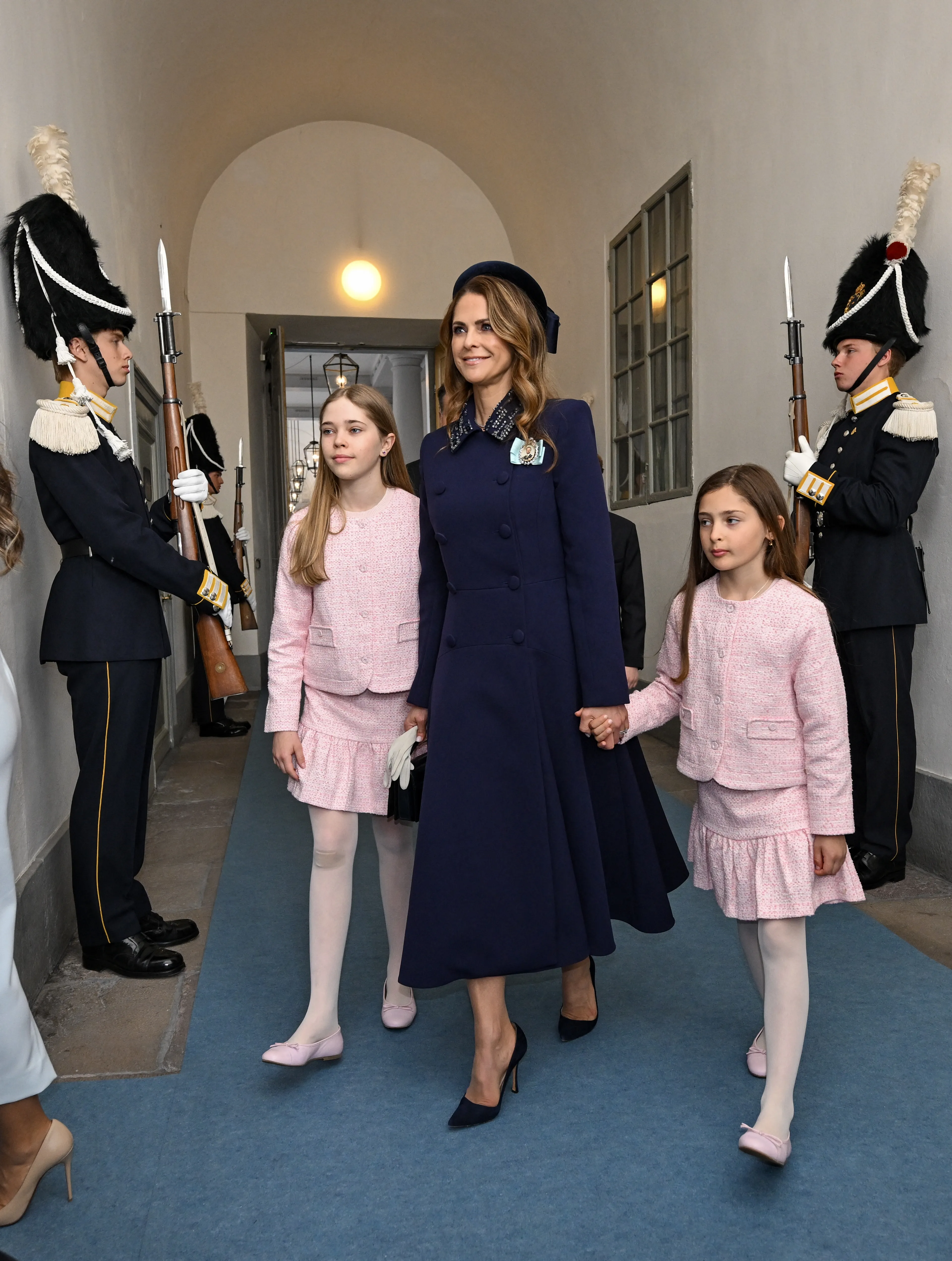 Prinses Madeleine met haar dochters prinses Leonore en prinses Adrienne.