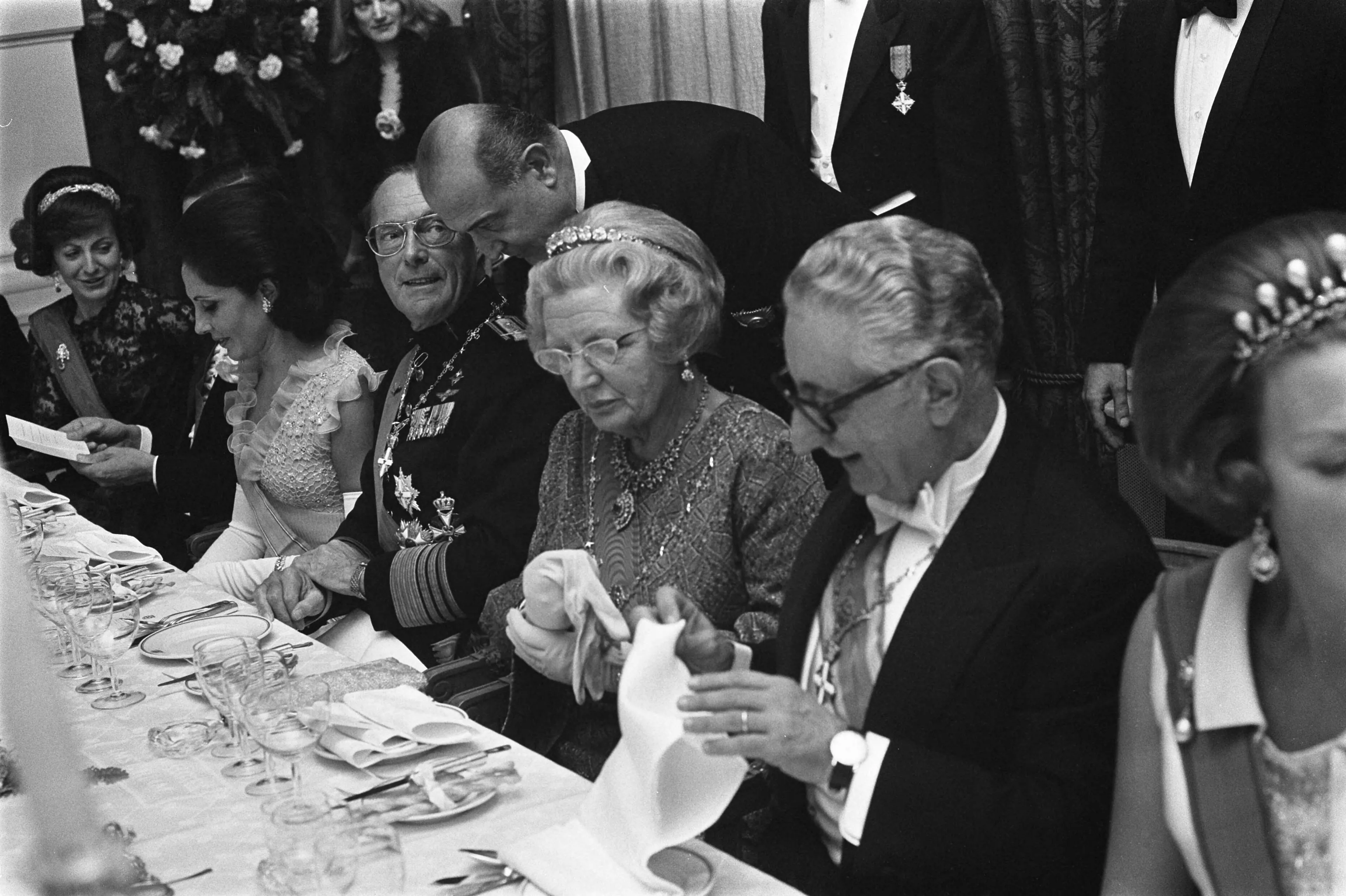 Koningin Juliana bij een diner (1973).