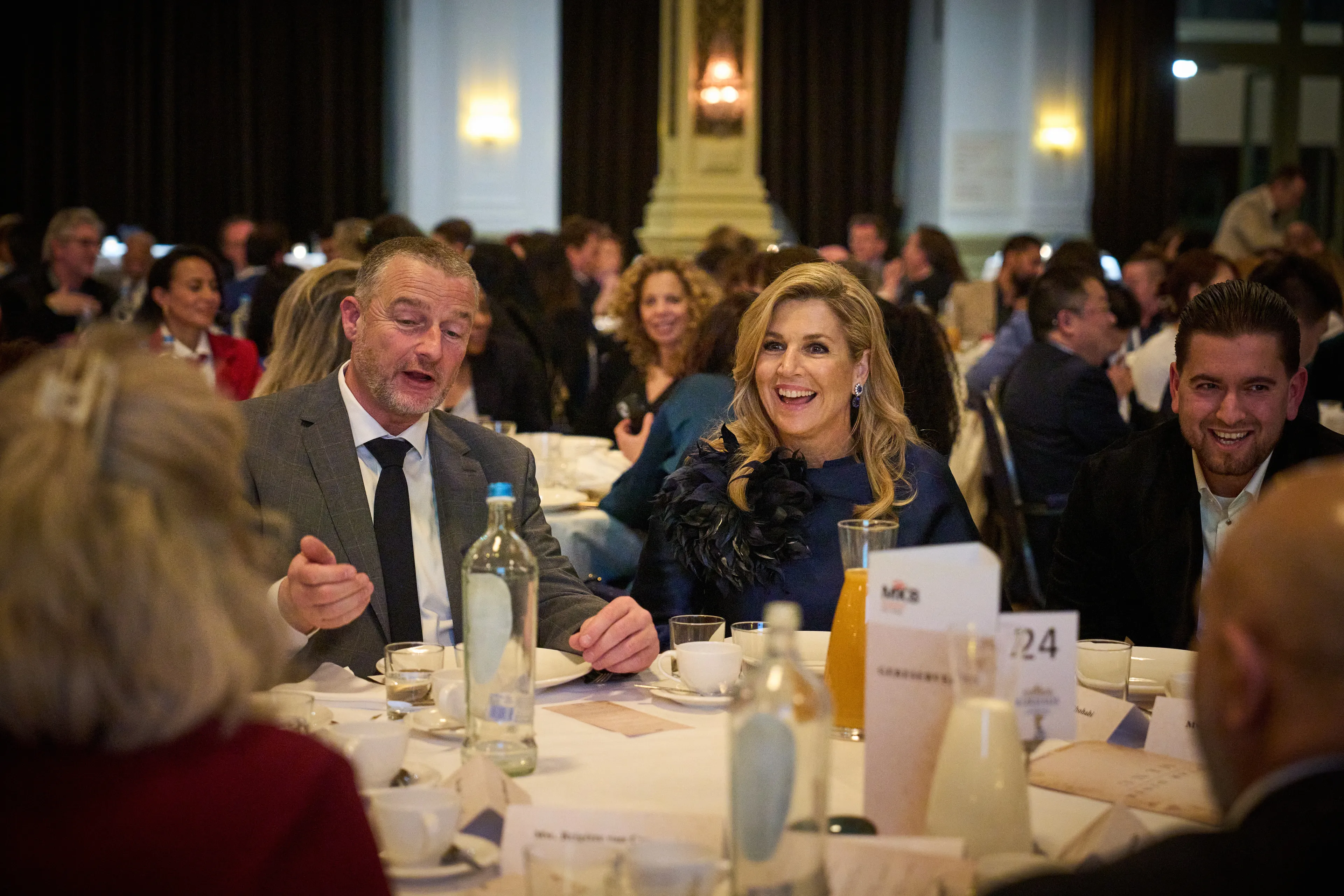 Koningin Máxima schuift aan bij iftar in misschien wel haar meest chique top ooit