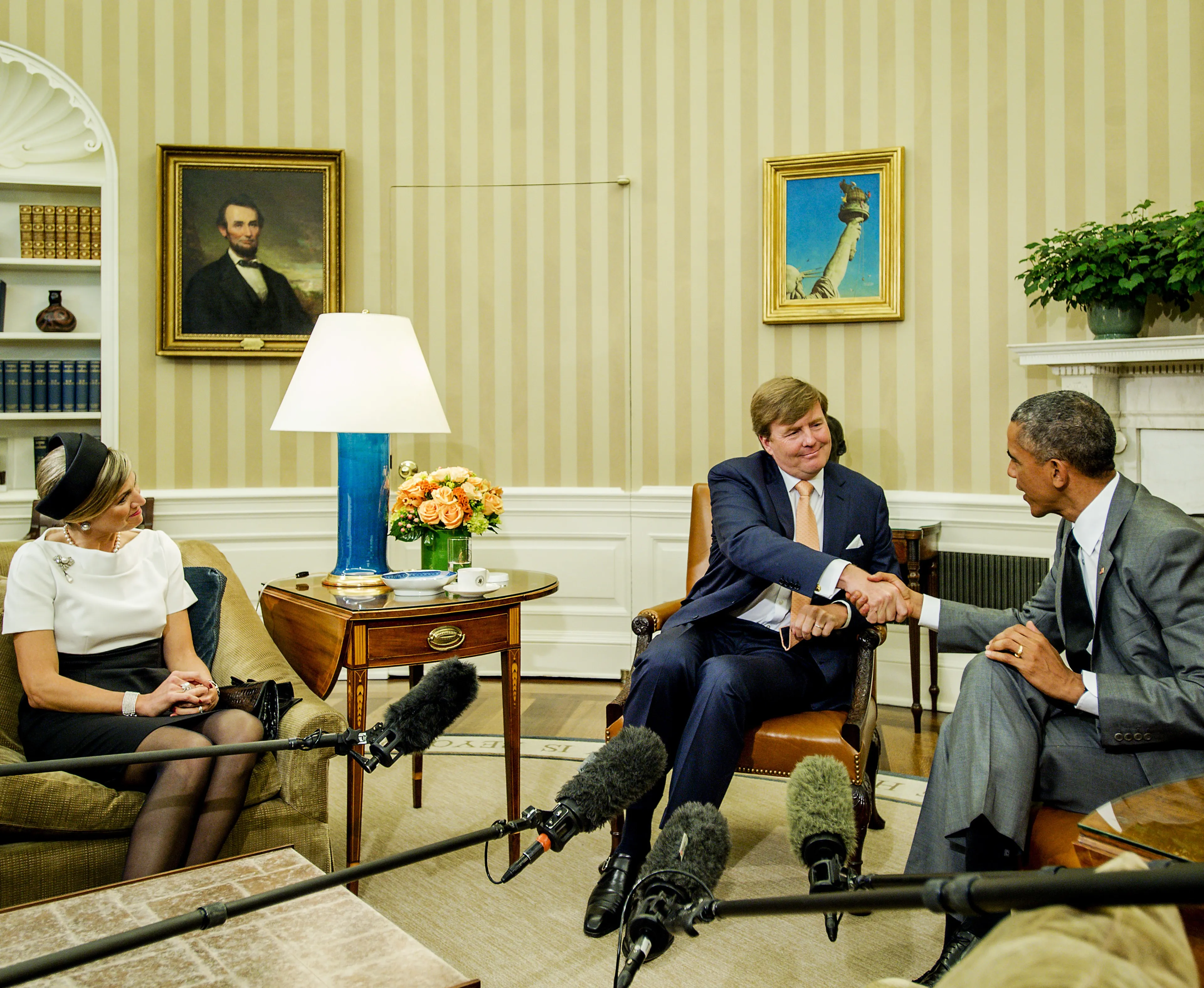 De koning en de Amerikaanse president schudden elkaar de hand.