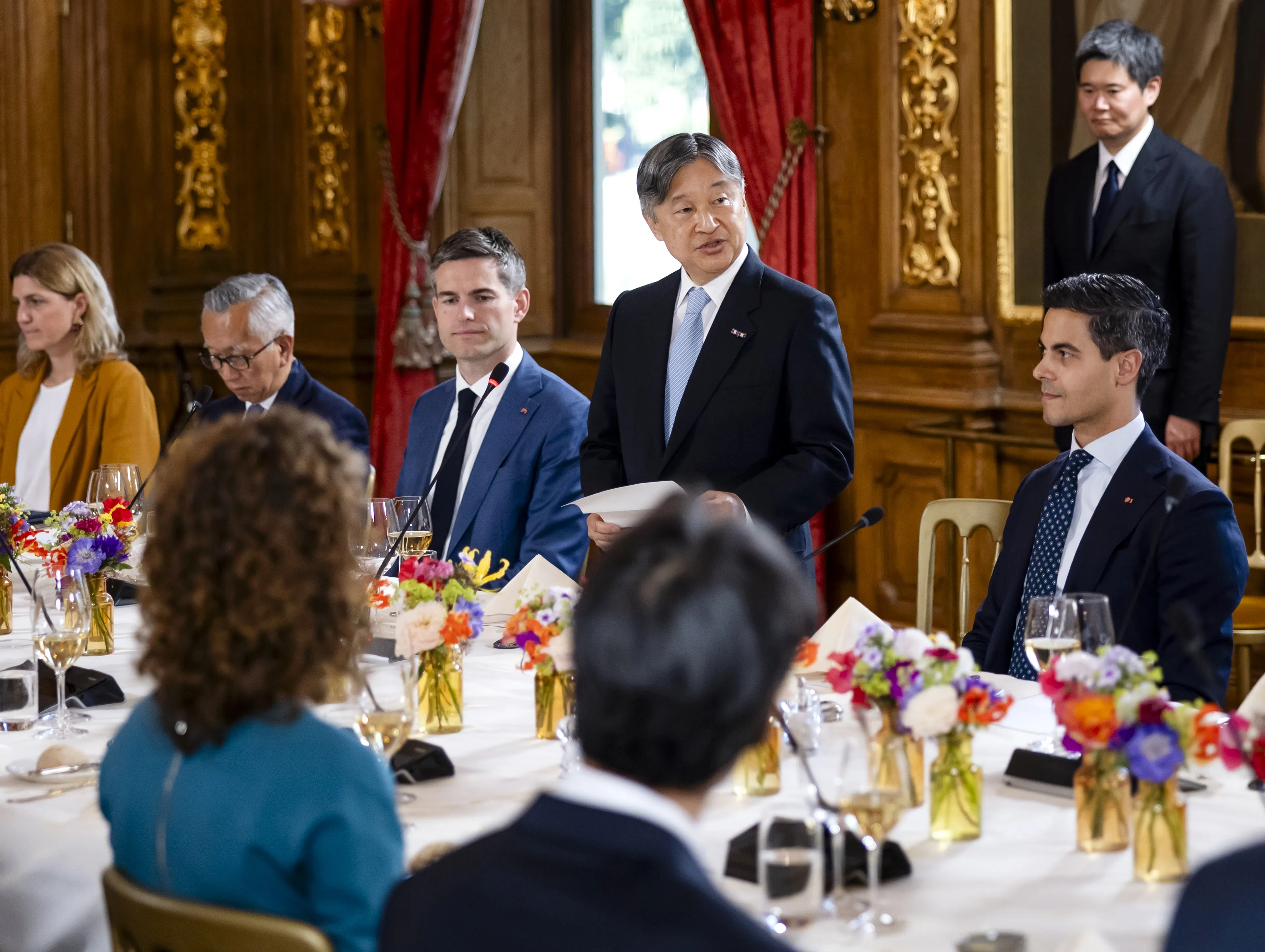 De Japanse keizer geeft een speech.