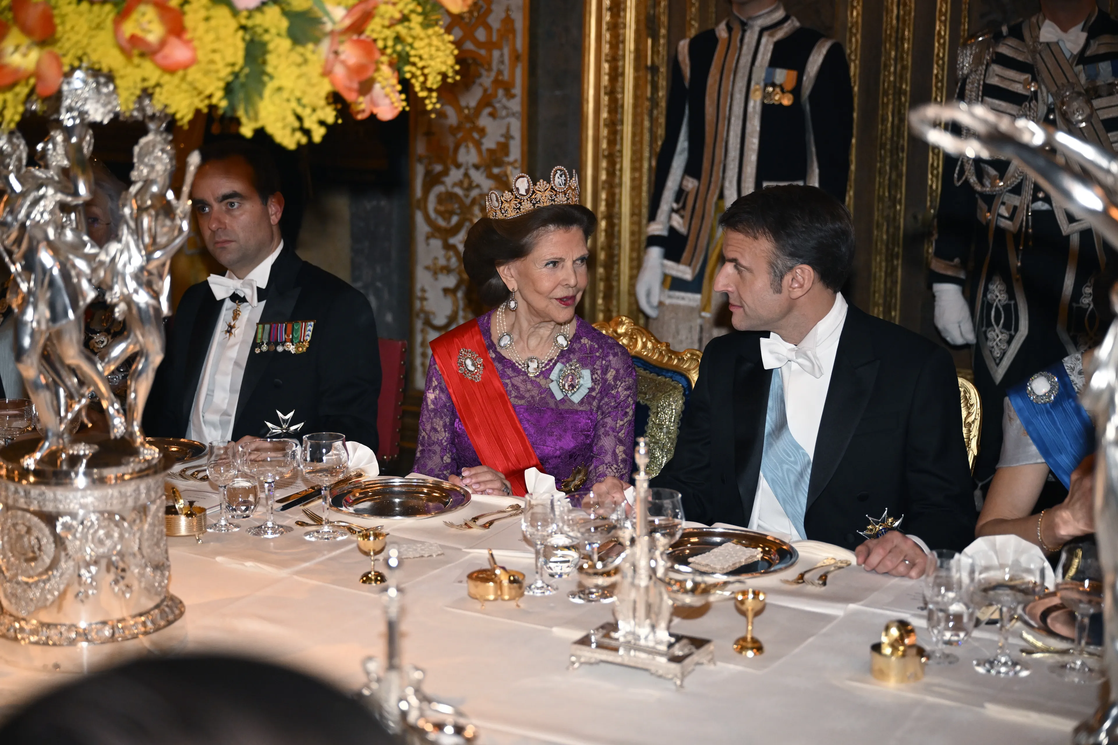 Ze zat samen met Macron aan tafel.