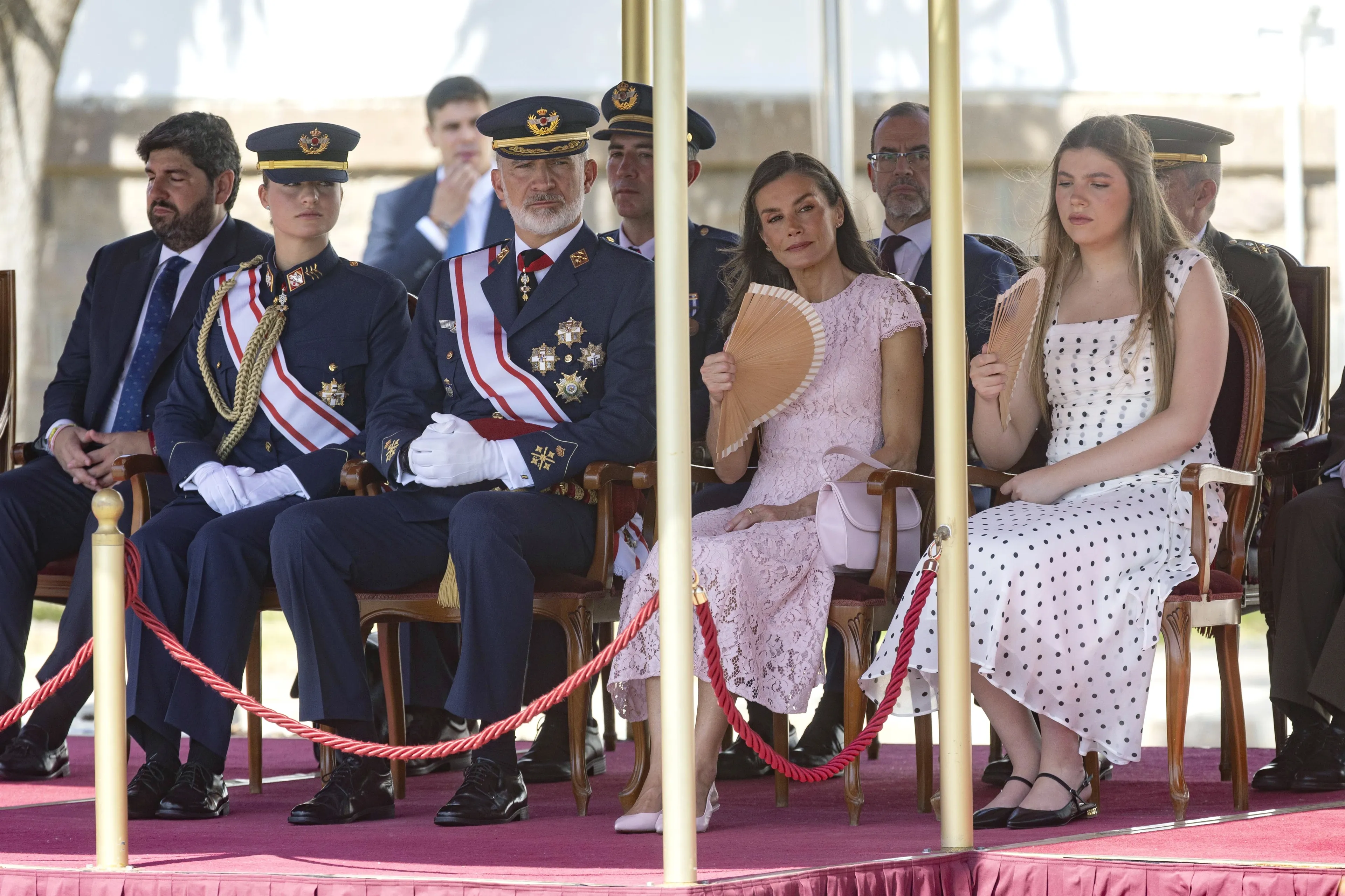 Prinses Sofía draagt een jurk van Mango, de mouwen en de lengte zijn aangepast.
