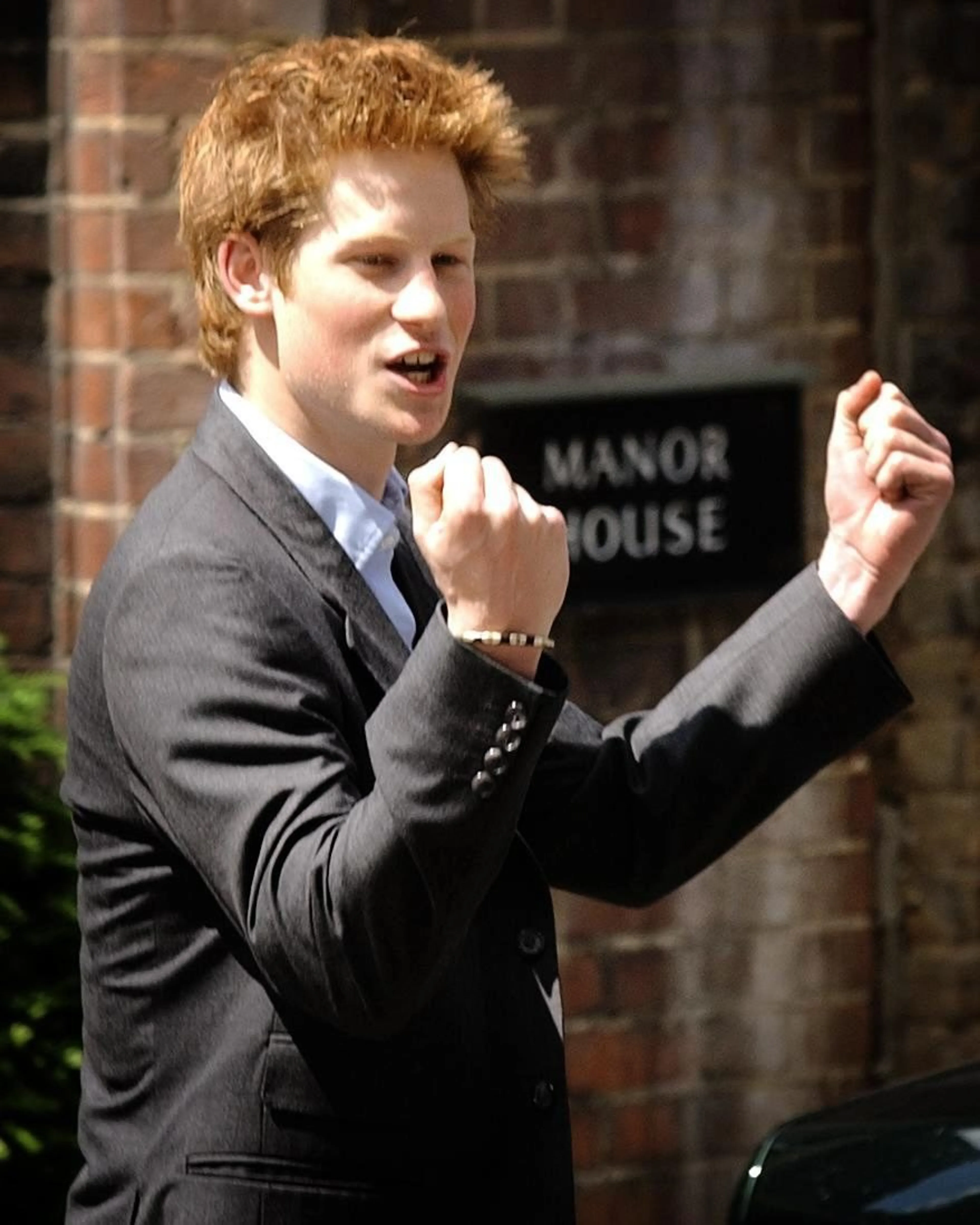 Prins Harry op de laatste dag van zijn tijd op Eton College in 2003 bij het verlaten van het schoolgebouw.