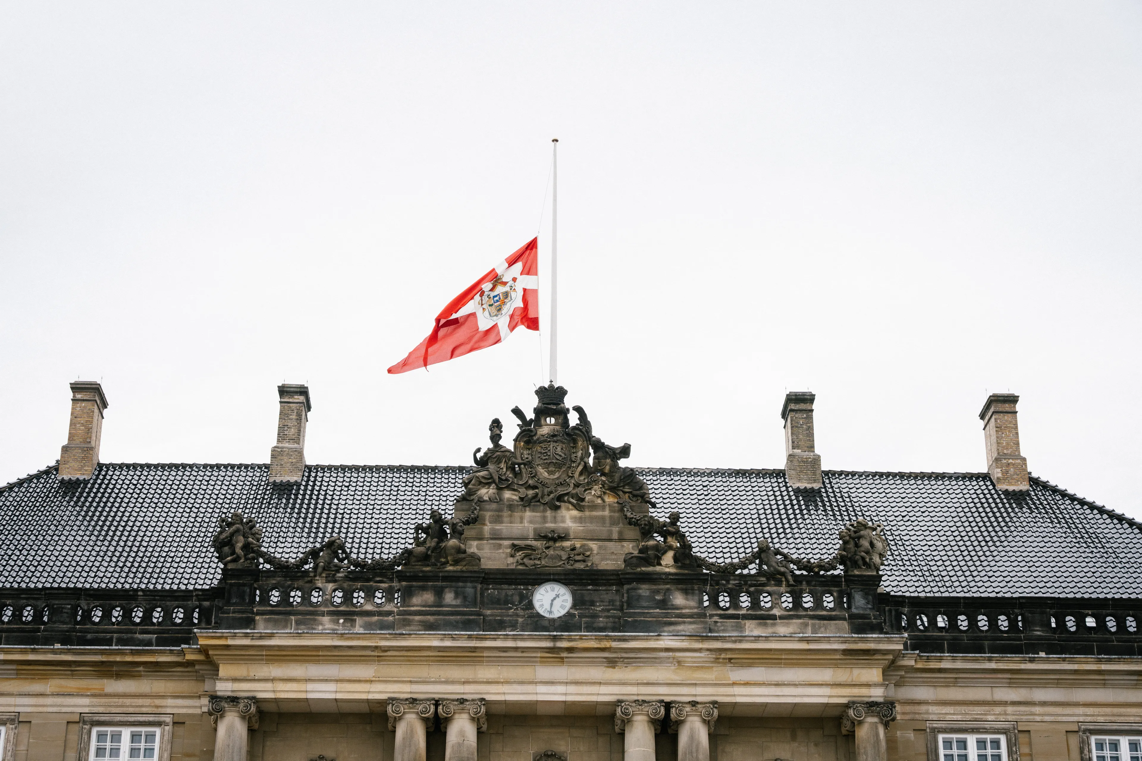 De vlag hangt halfstok op Amalienborg.
