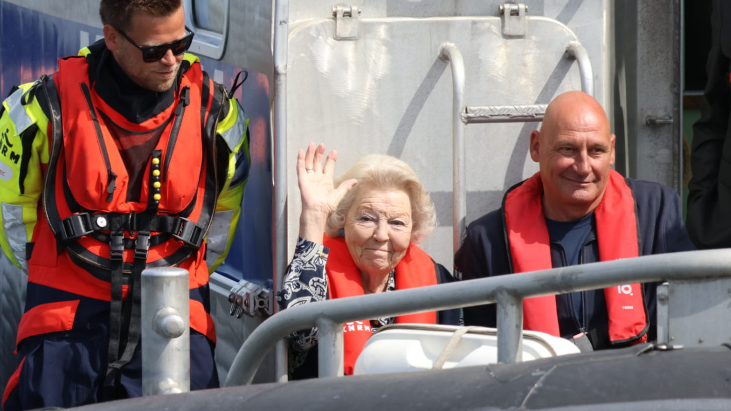 Prinses Beatrix geniet van bijzondere ochtend op het water