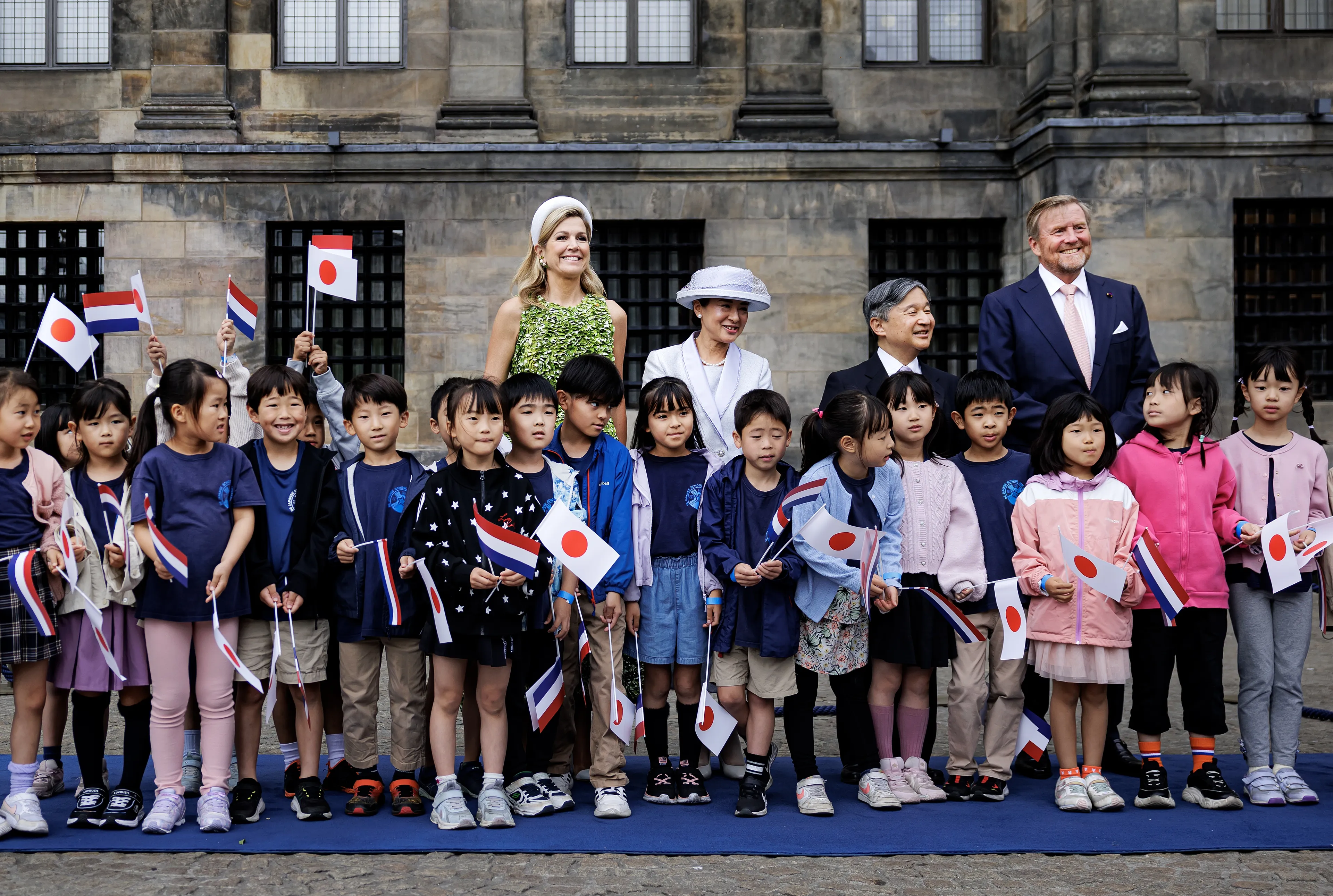 Ook de Japanse kinderen die in Nederland wonen, mogen even met het koningspaar en keizerlijk paar op de foto.