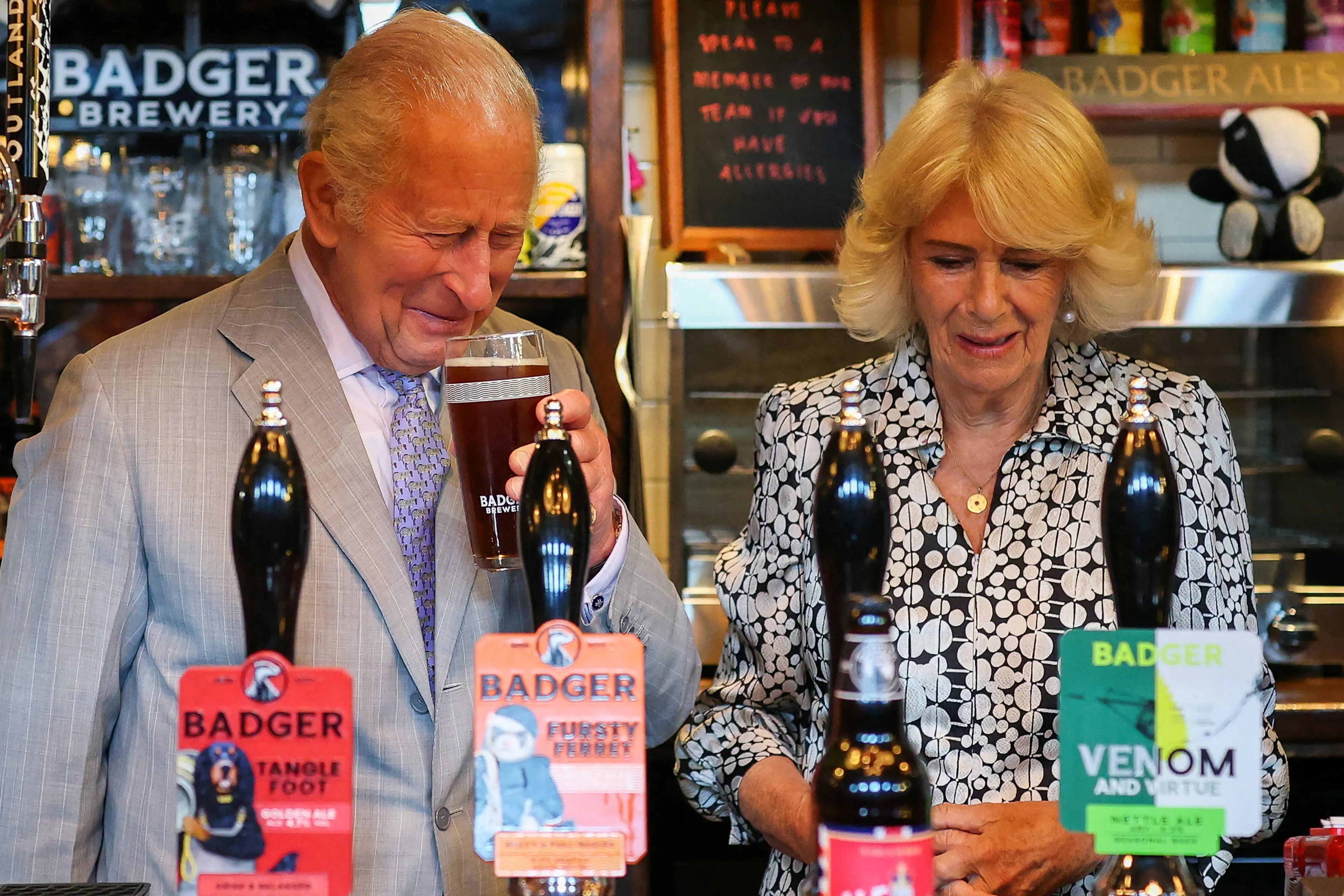 Koning Charles proeft het bier.