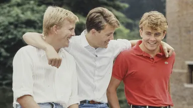 Zo herdenken Willem-Alexander en Constantijn hun overleden broer: ‘Friso is overal’