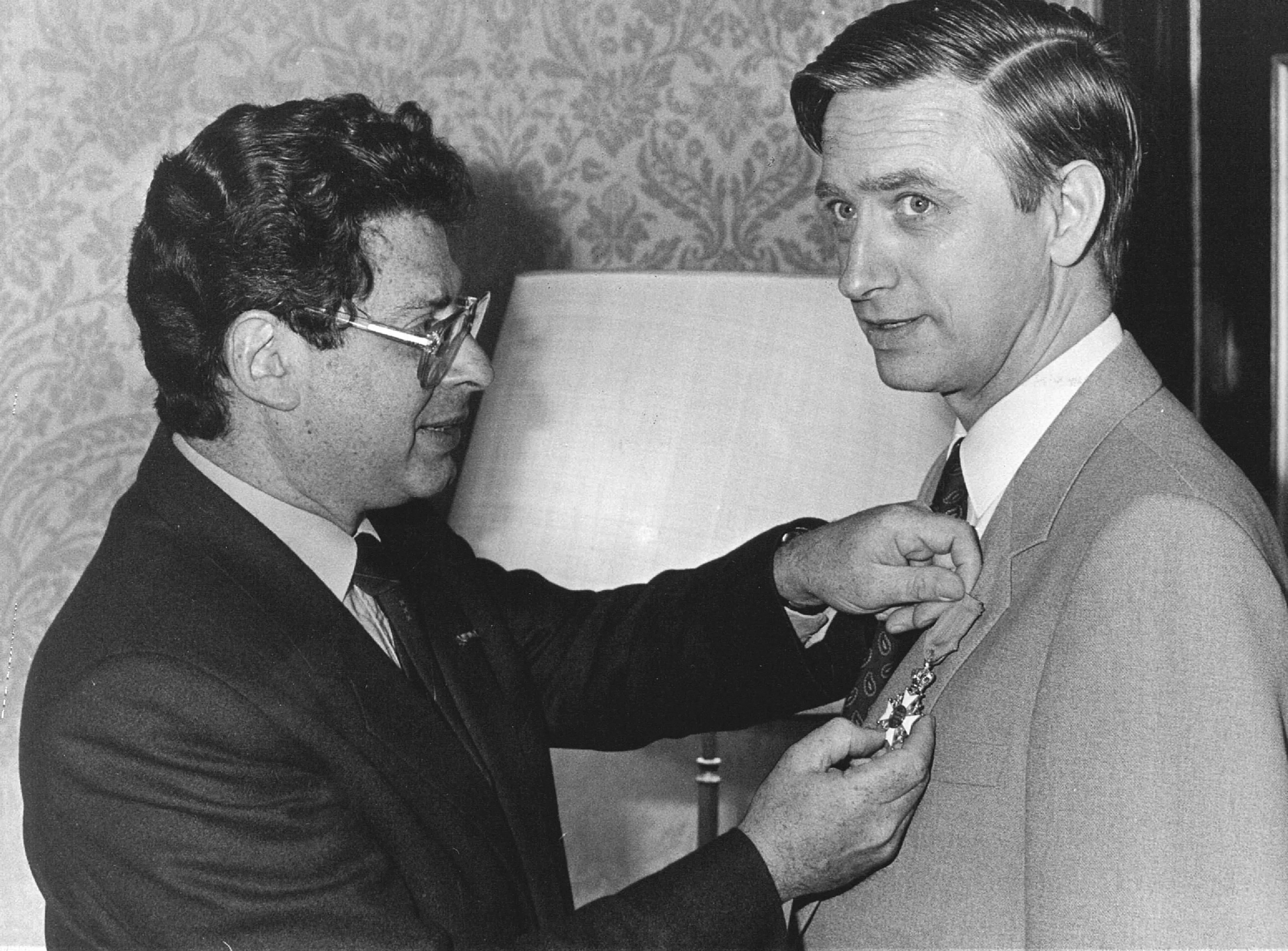 Tweede Kamervoorzitter Dirk Dolman krijgt een lintje (1982).