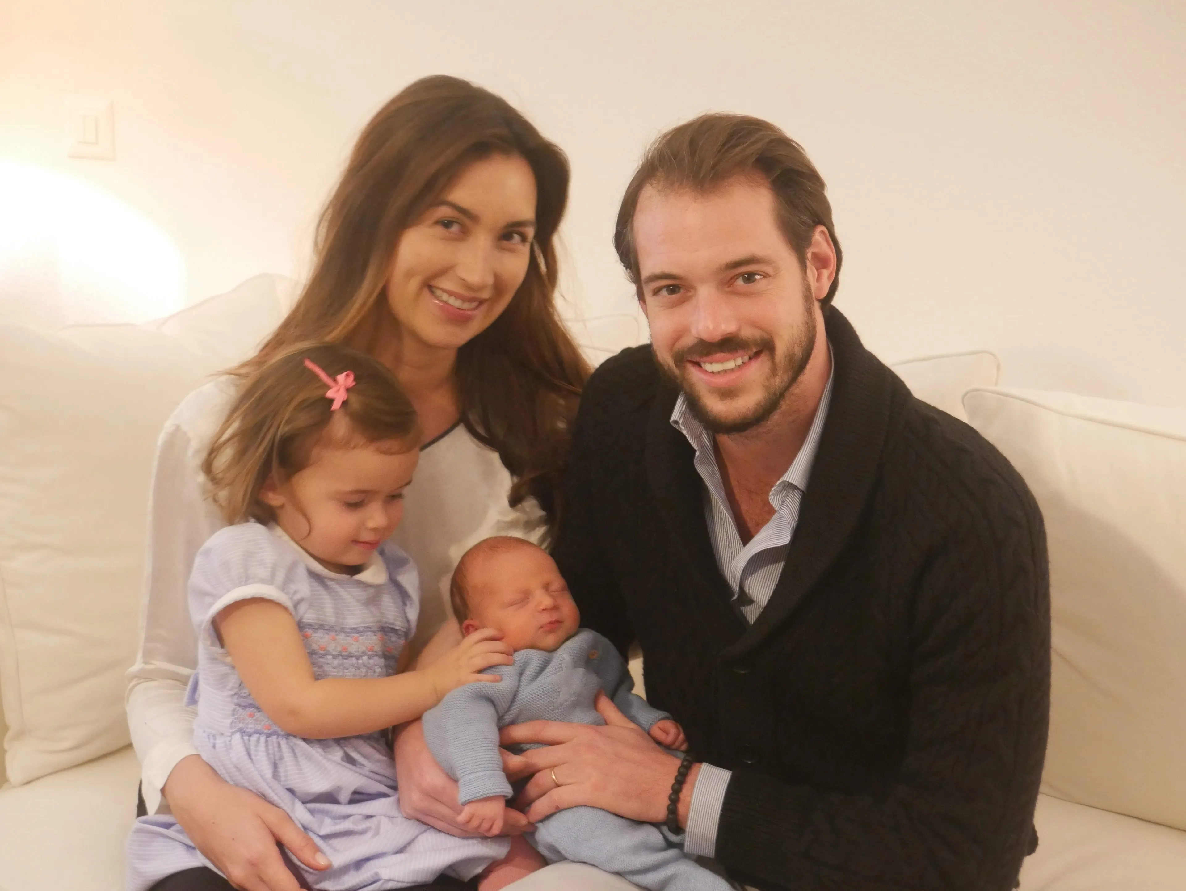 Félix, Claire en Amalia met pasgeboren Liam (2016).