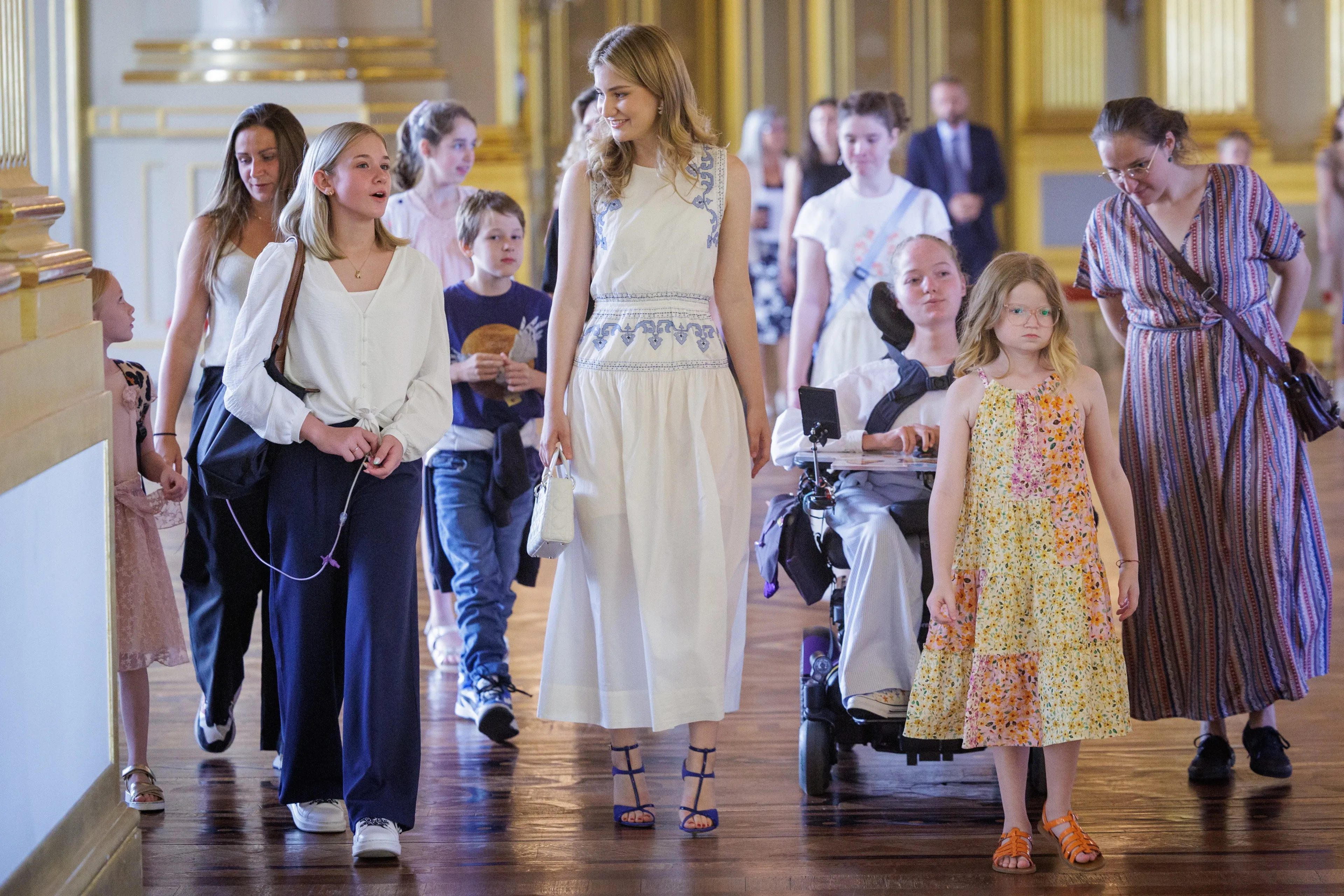 Prinses Elisabeth ontvangt de patiënten op het Koninklijk Paleis.