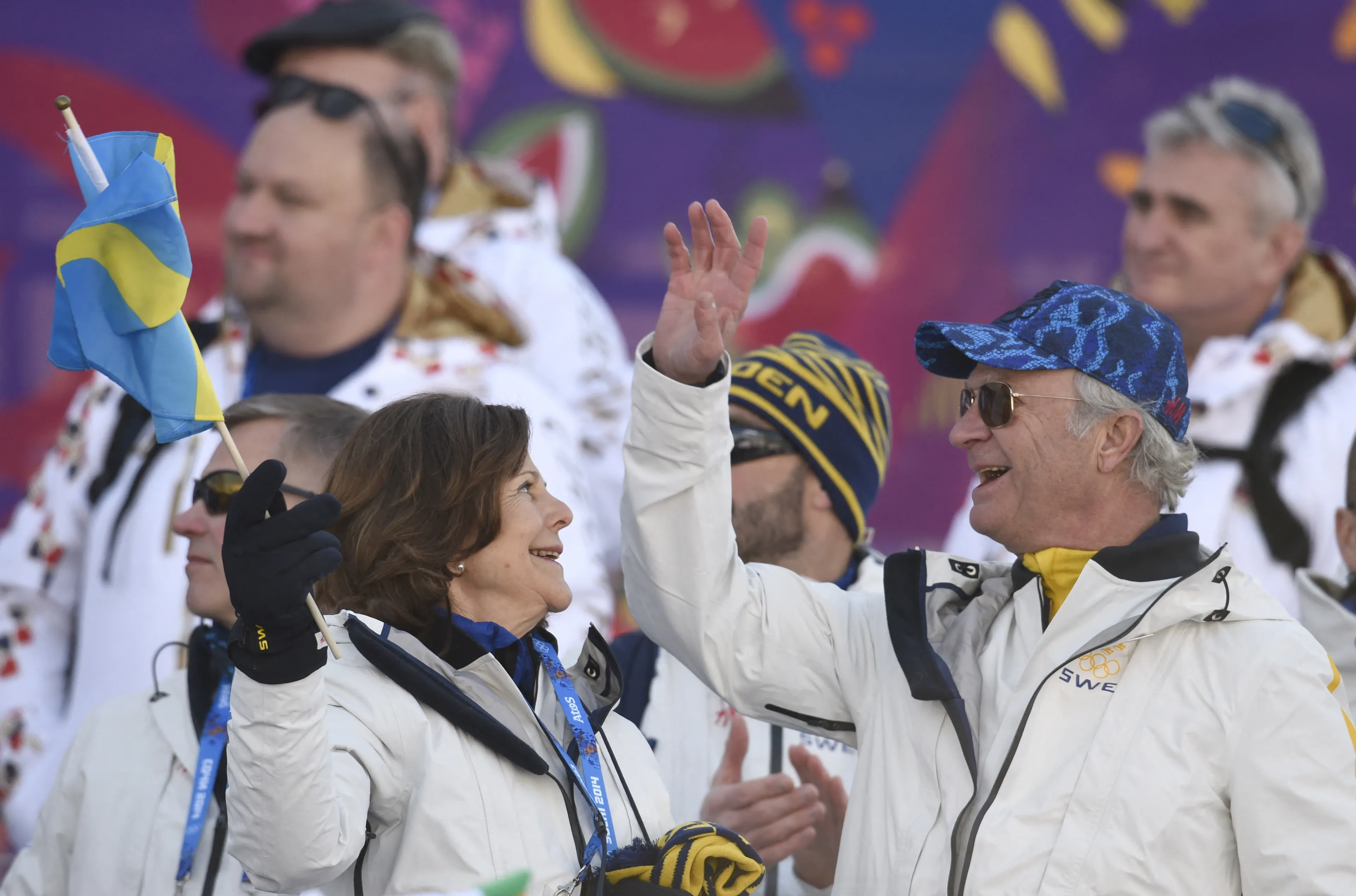 Het koningspaar moedigt de Zweedse sporters aan.