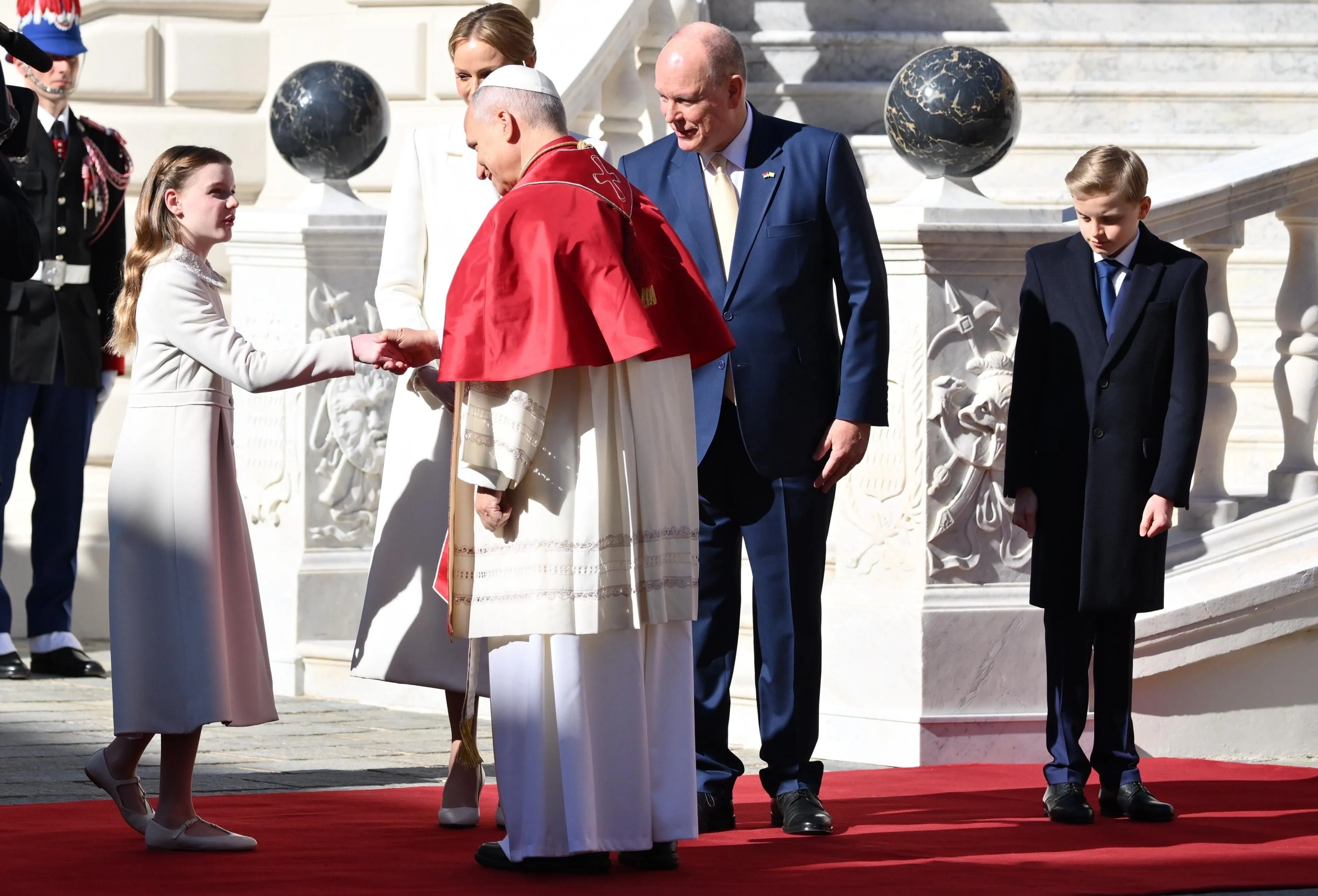 De paus wordt voorgesteld aan prinses Gabriella.