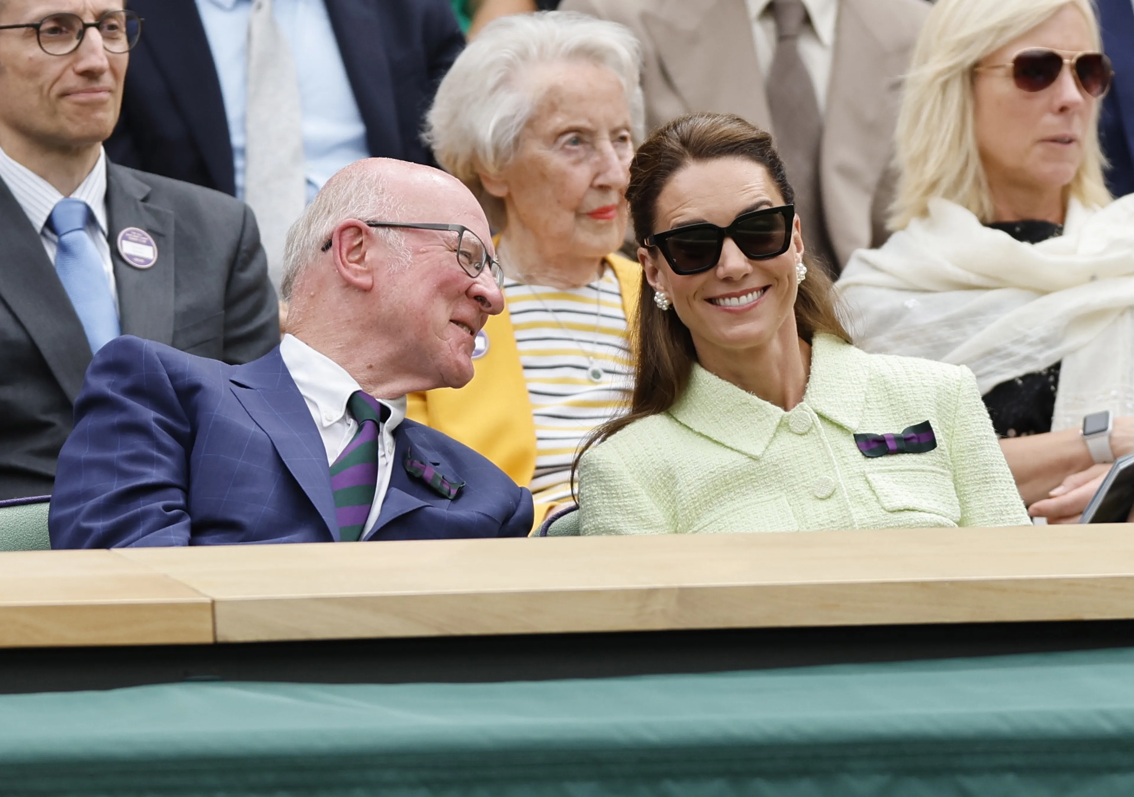 Tegen de zon had Catherine een zwarte bril op.