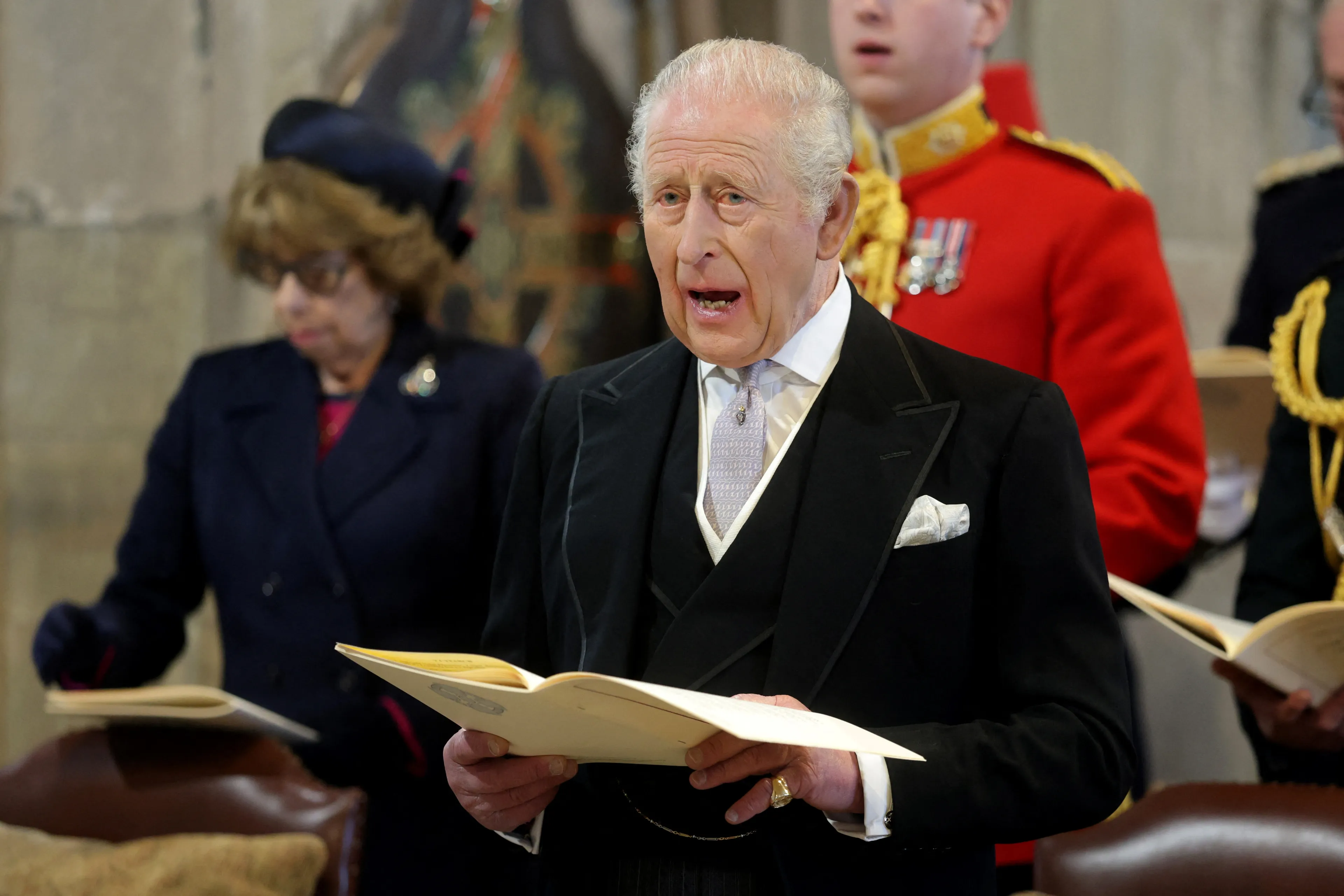 Koning Charles zingt mee met de liederen.