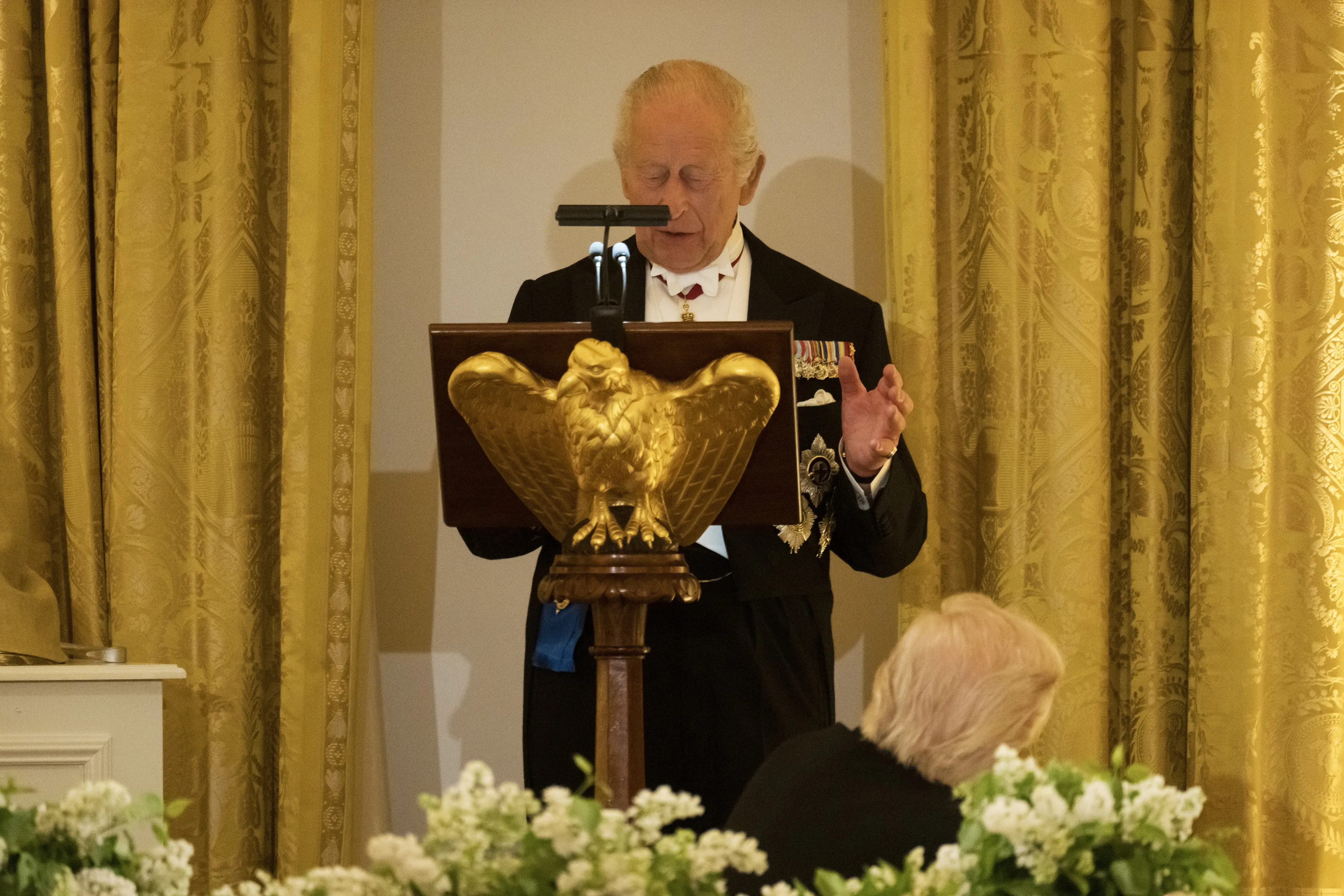 Koning Charles neemt Trump op de korrel.