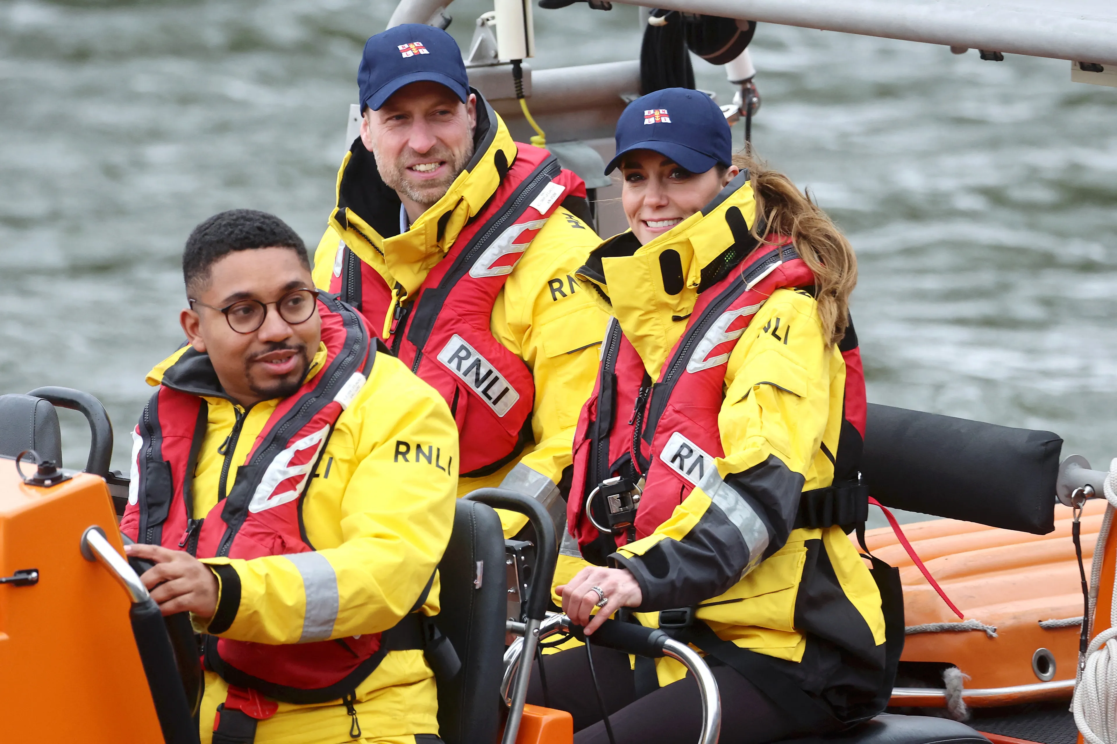 Voor de boottocht ging het haar in een staart en werd er een pet aan de outfit toegevoegd.