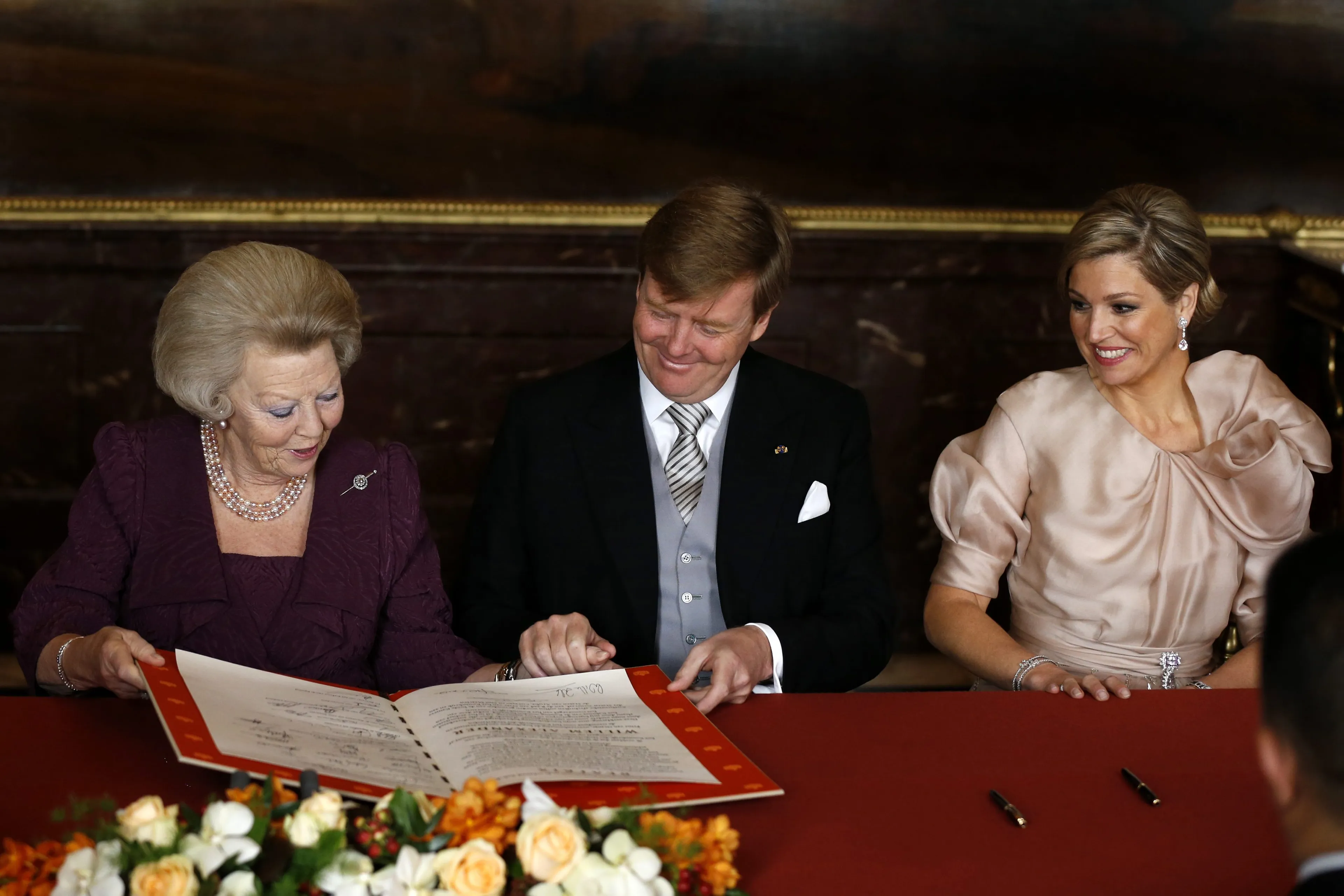 De jurk heeft een strik op de schouder.