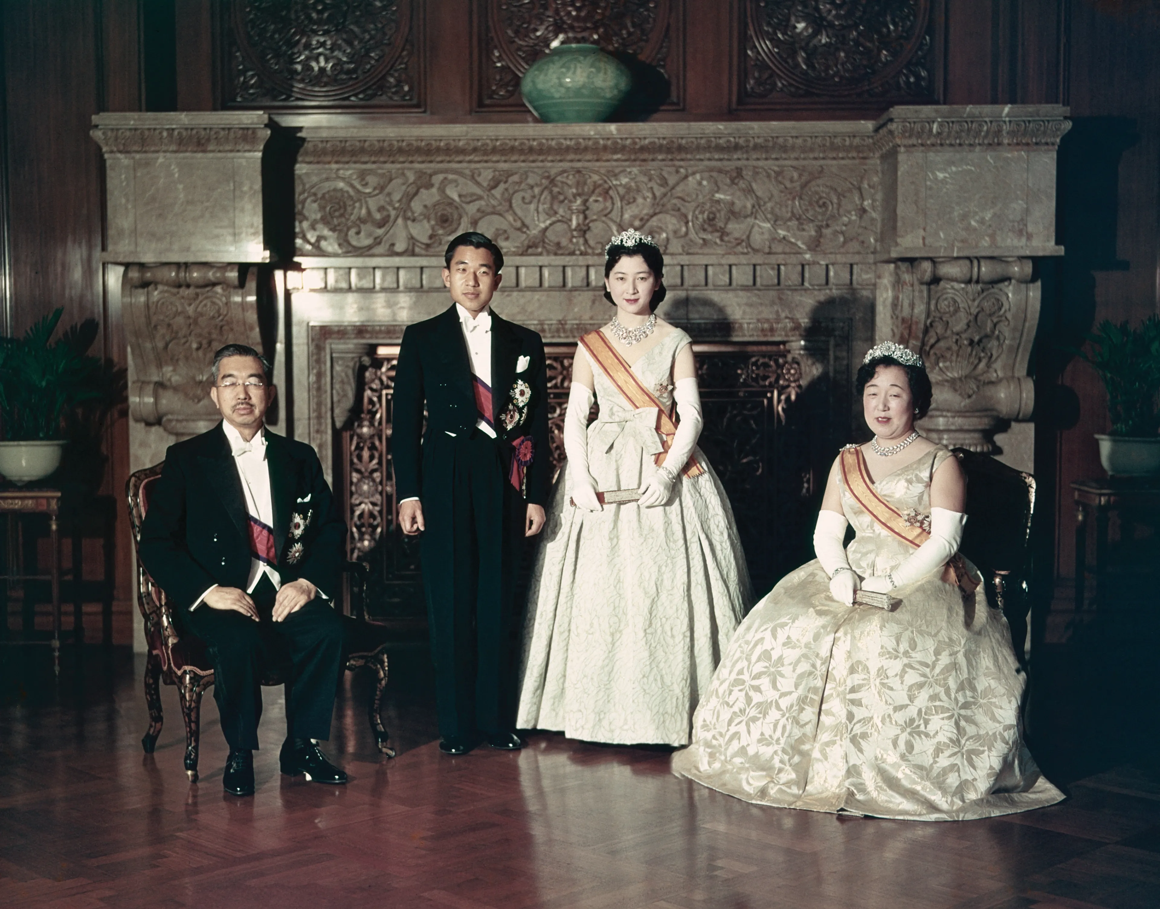 Keizer Hirohito en keizerin Nagako poseren met het kersverse echtpaar.