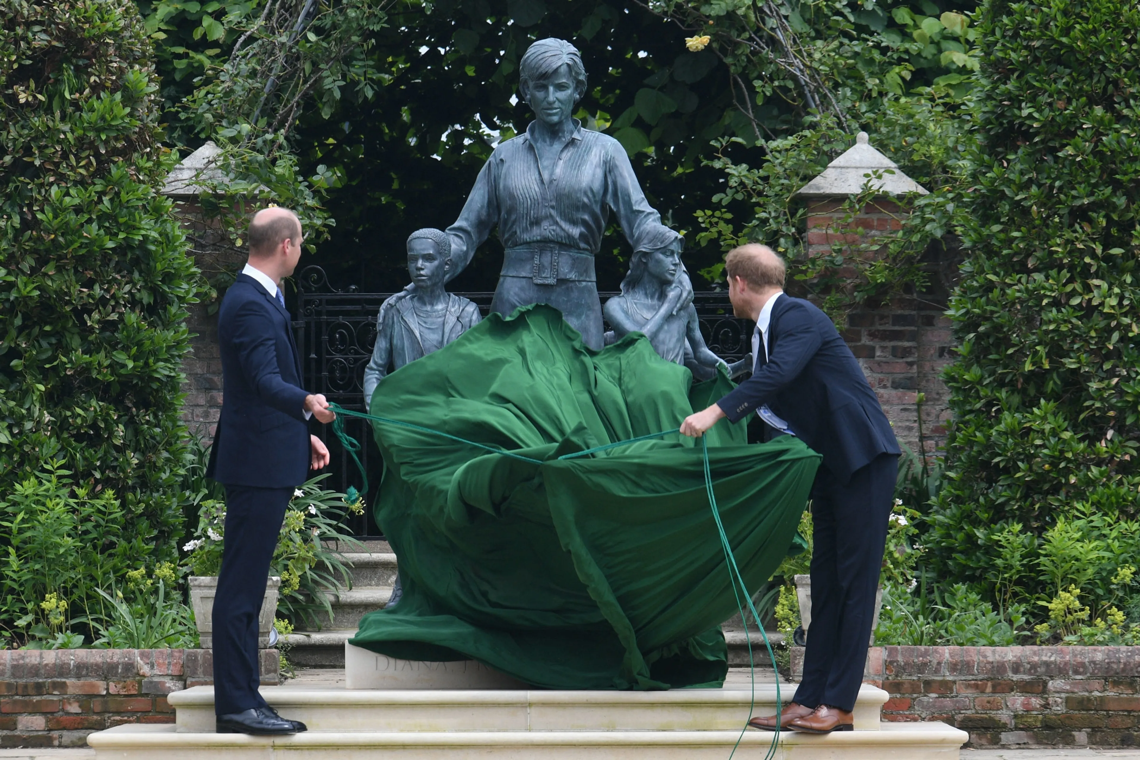 In 2021 onthullen William en Harry een standbeeld van prinses Diana in Sunken Garden, Kensington Palace.