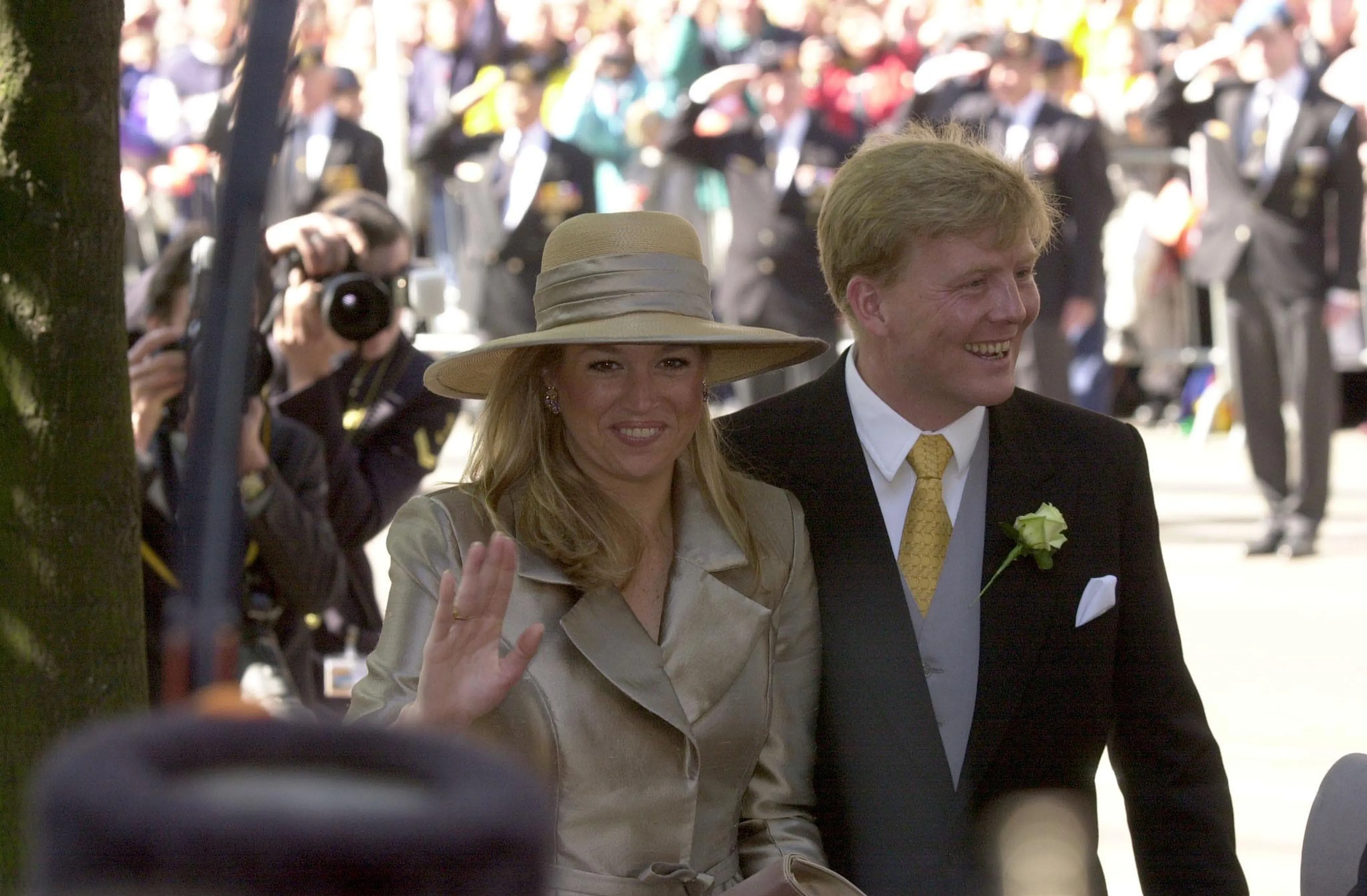 Máxima arriveert bij het huwelijk van prins Constantijn en prinses Laurentien (2001).