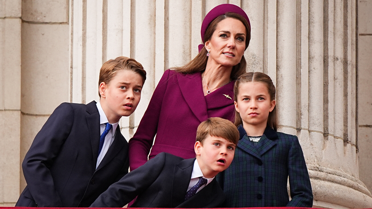 George, Charlotte en Louis stelen de show tijdens herdenking einde WO II in het Verenigd Koninkrijk